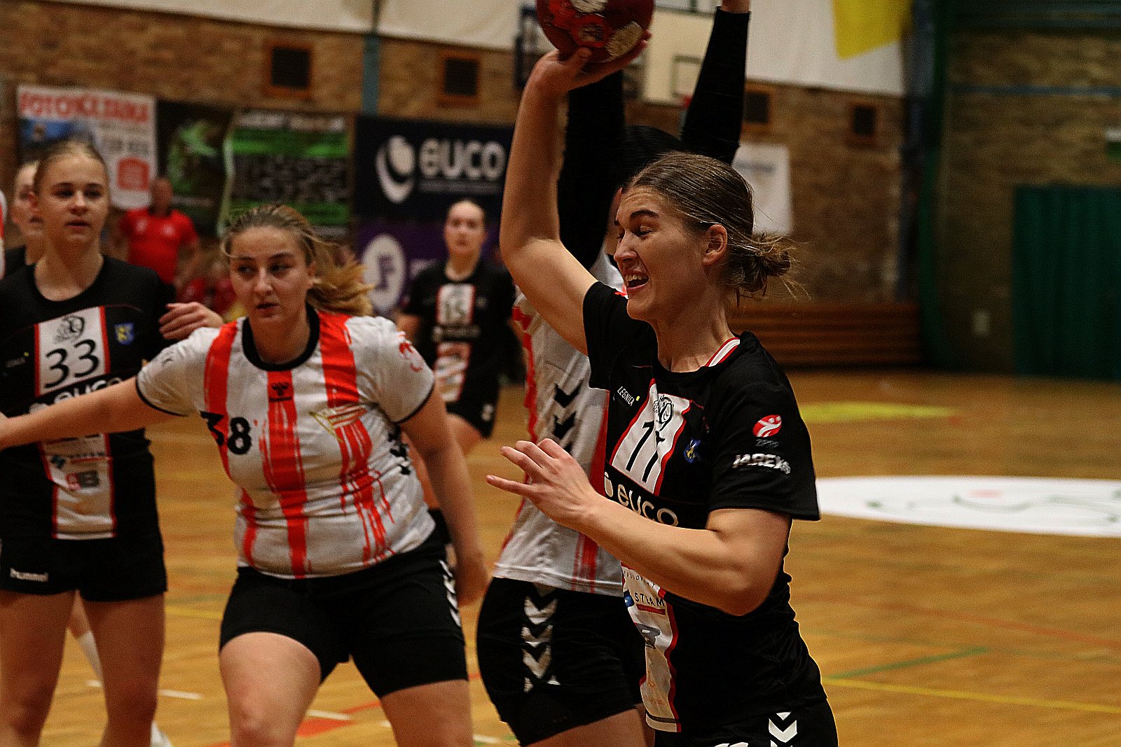 Piłkarki ręczne Dziewiątki Legnica wygrywają z Cracovią