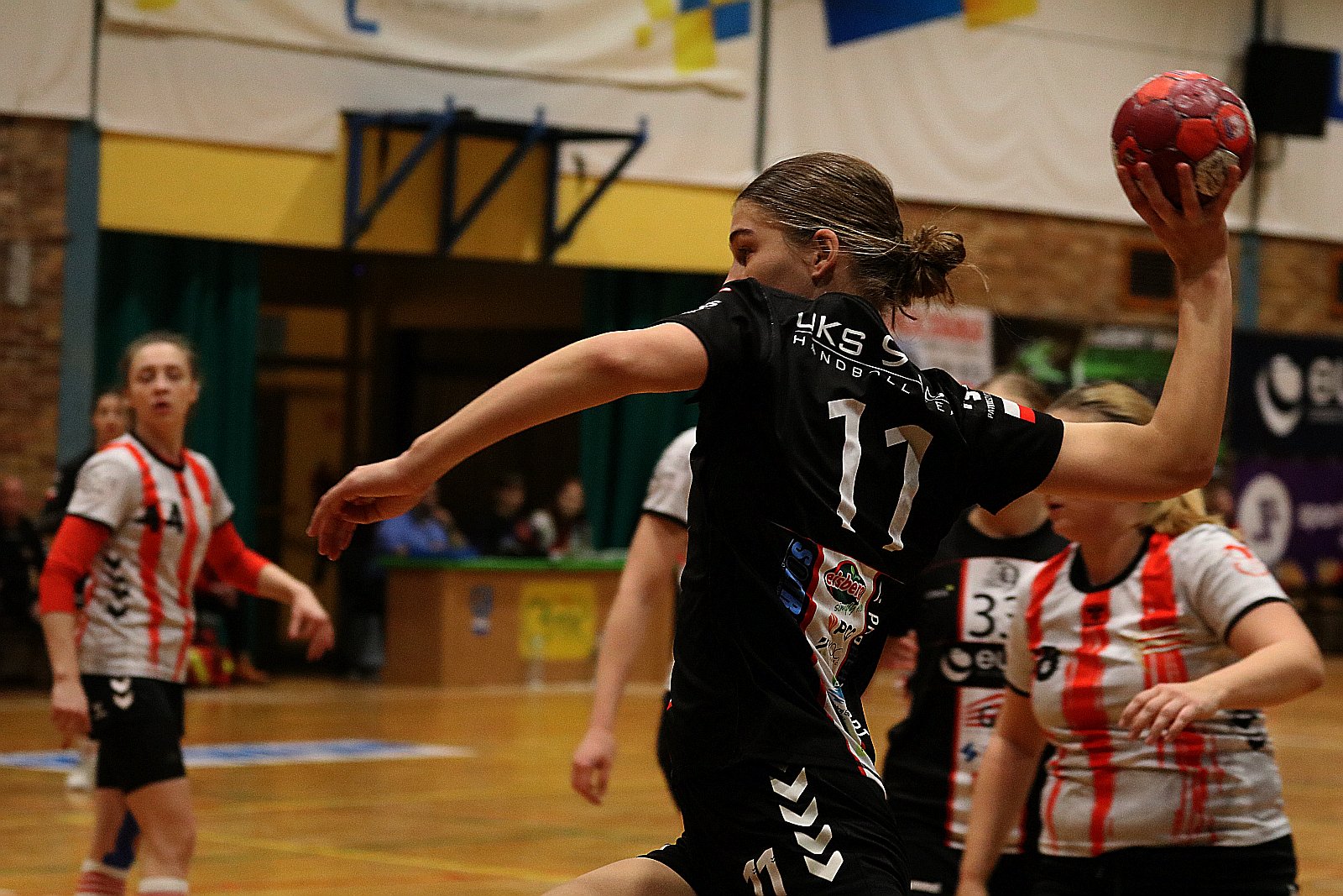 Piłkarki ręczne Dziewiątki Legnica wygrywają z Cracovią