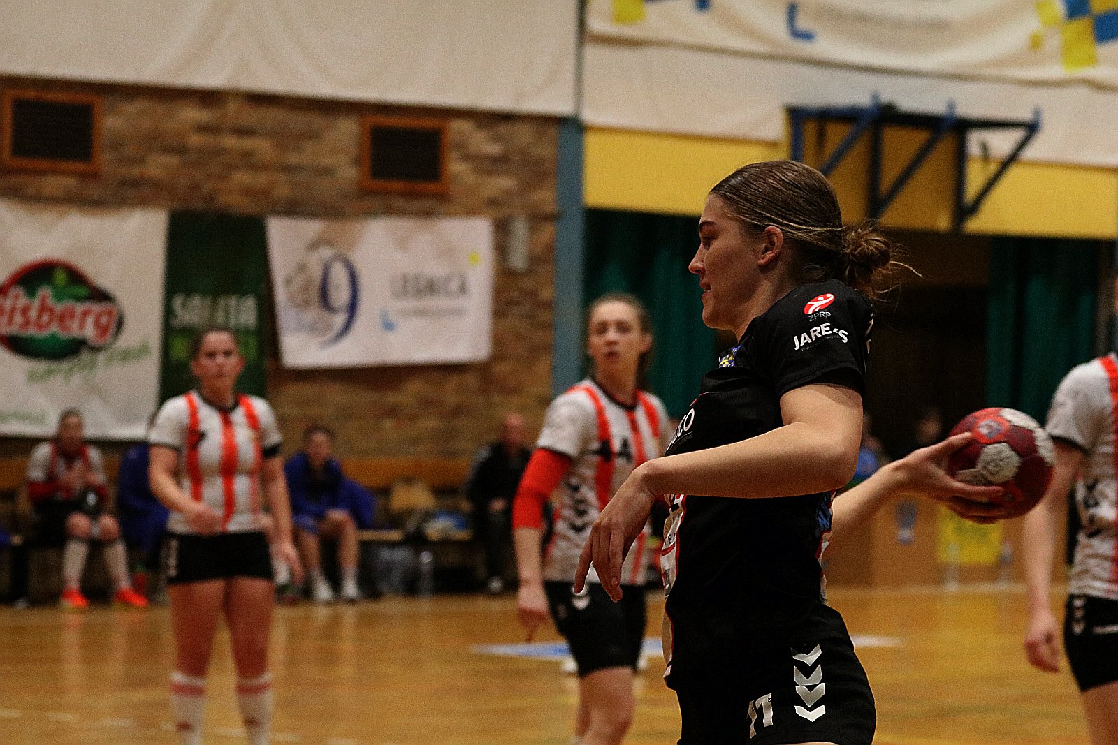 Piłkarki ręczne Dziewiątki Legnica wygrywają z Cracovią