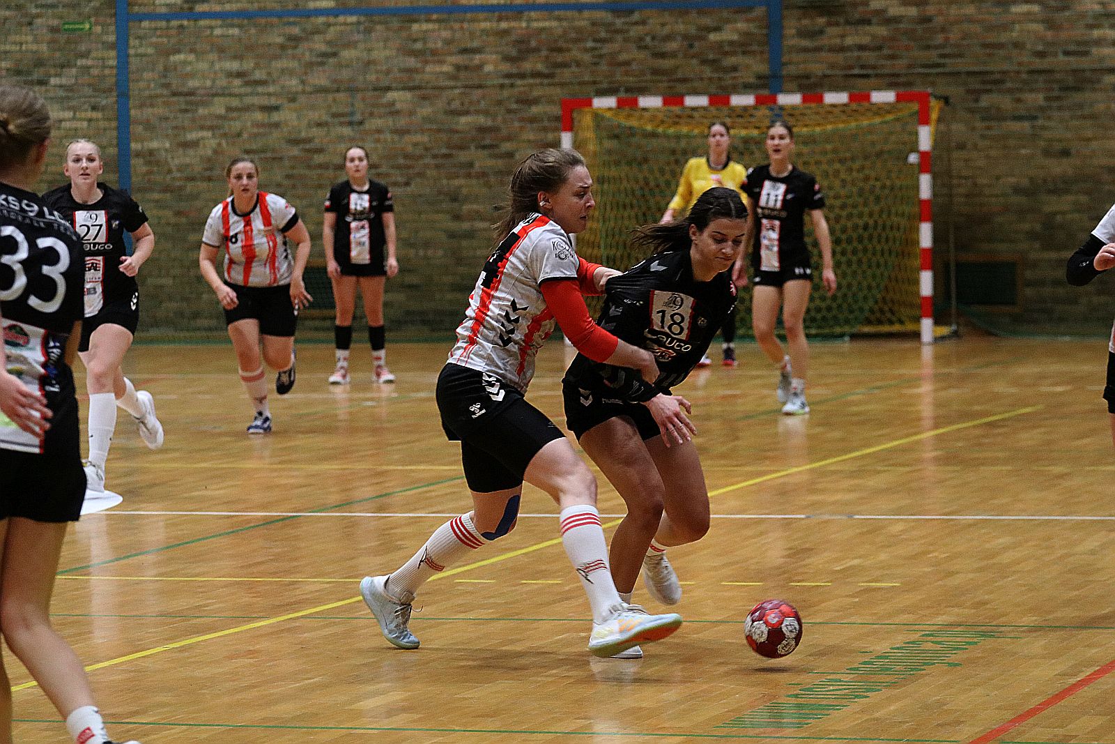 Piłkarki ręczne Dziewiątki Legnica wygrywają z Cracovią