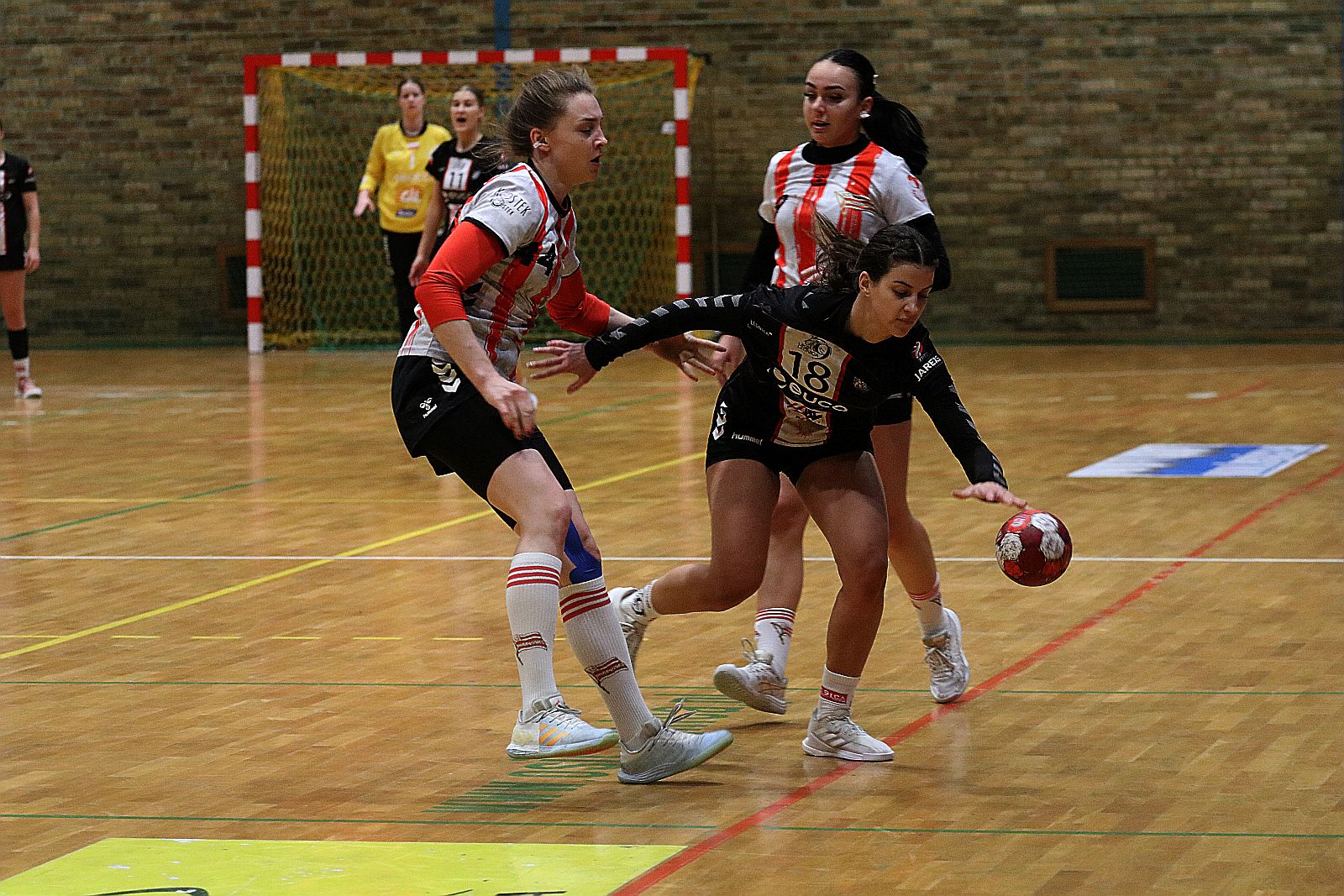 Piłkarki ręczne Dziewiątki Legnica wygrywają z Cracovią
