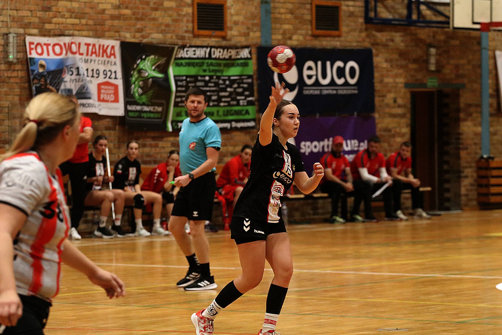 Piłkarki ręczne Dziewiątki Legnica wygrywają z Cracovią