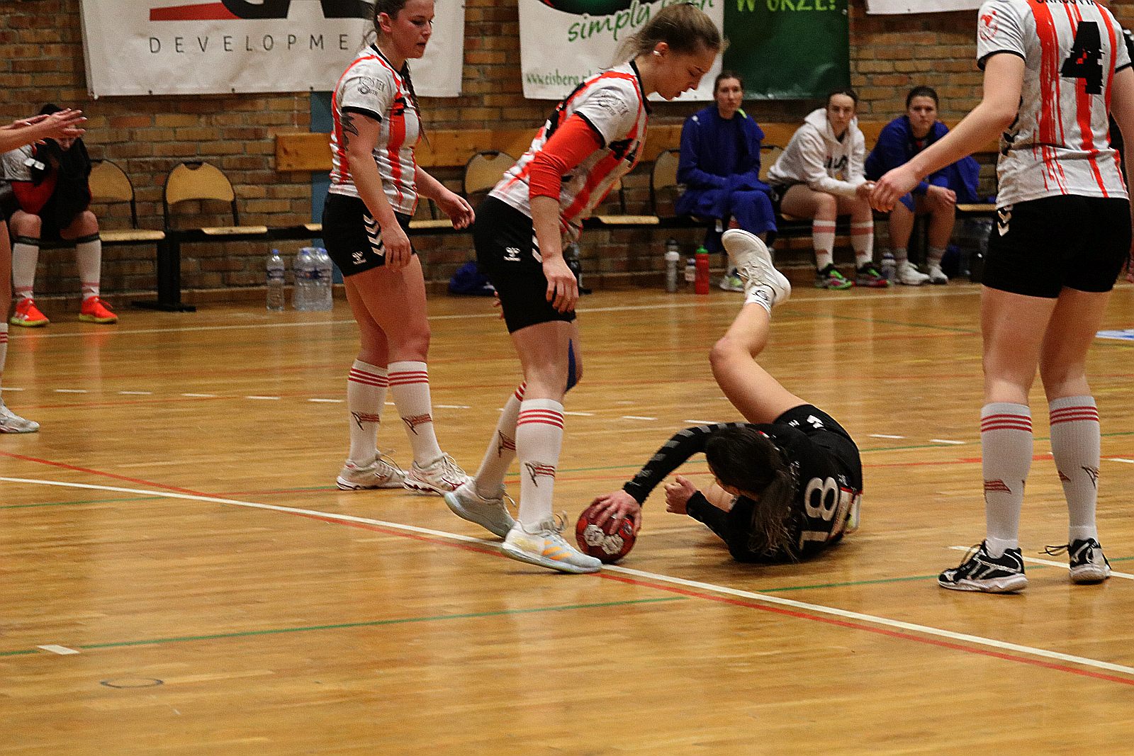 Piłkarki ręczne Dziewiątki Legnica wygrywają z Cracovią