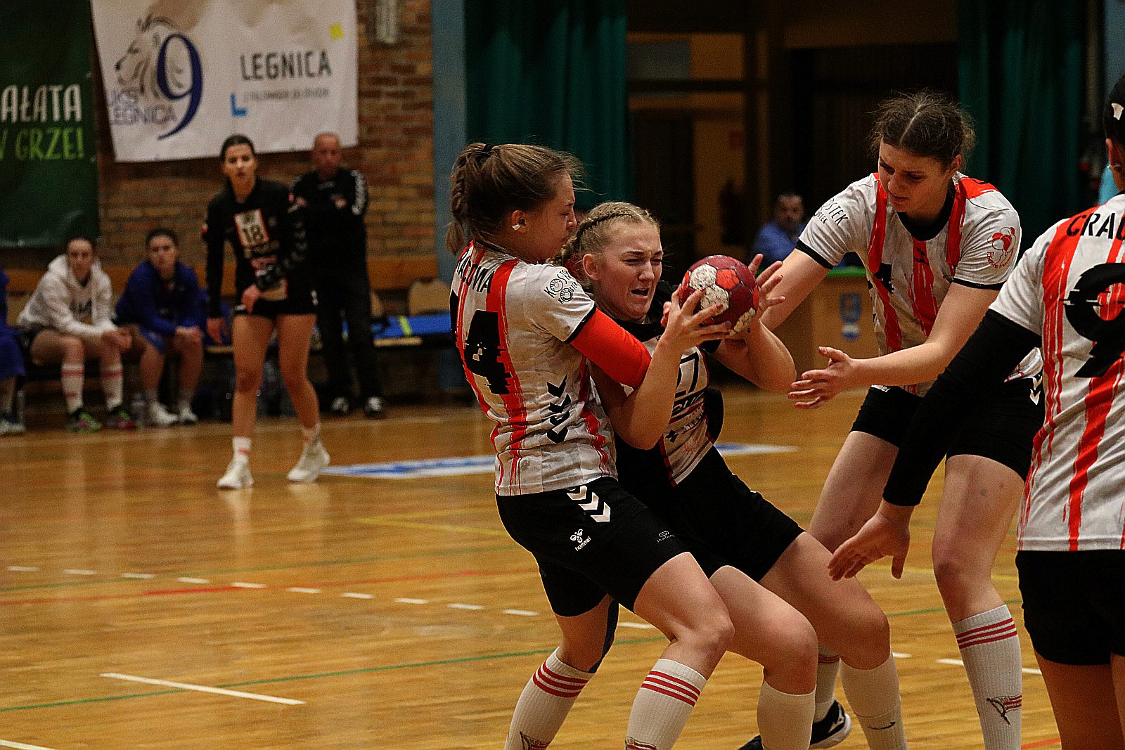 Piłkarki ręczne Dziewiątki Legnica wygrywają z Cracovią