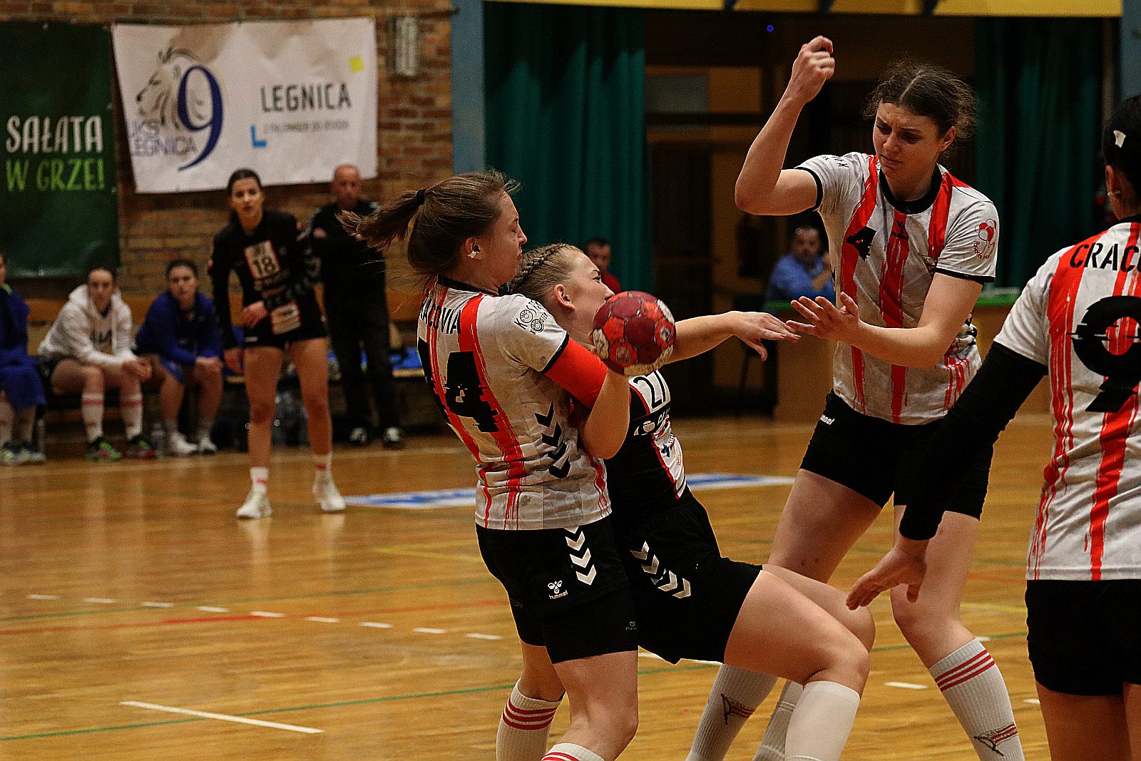 Piłkarki ręczne Dziewiątki Legnica wygrywają z Cracovią