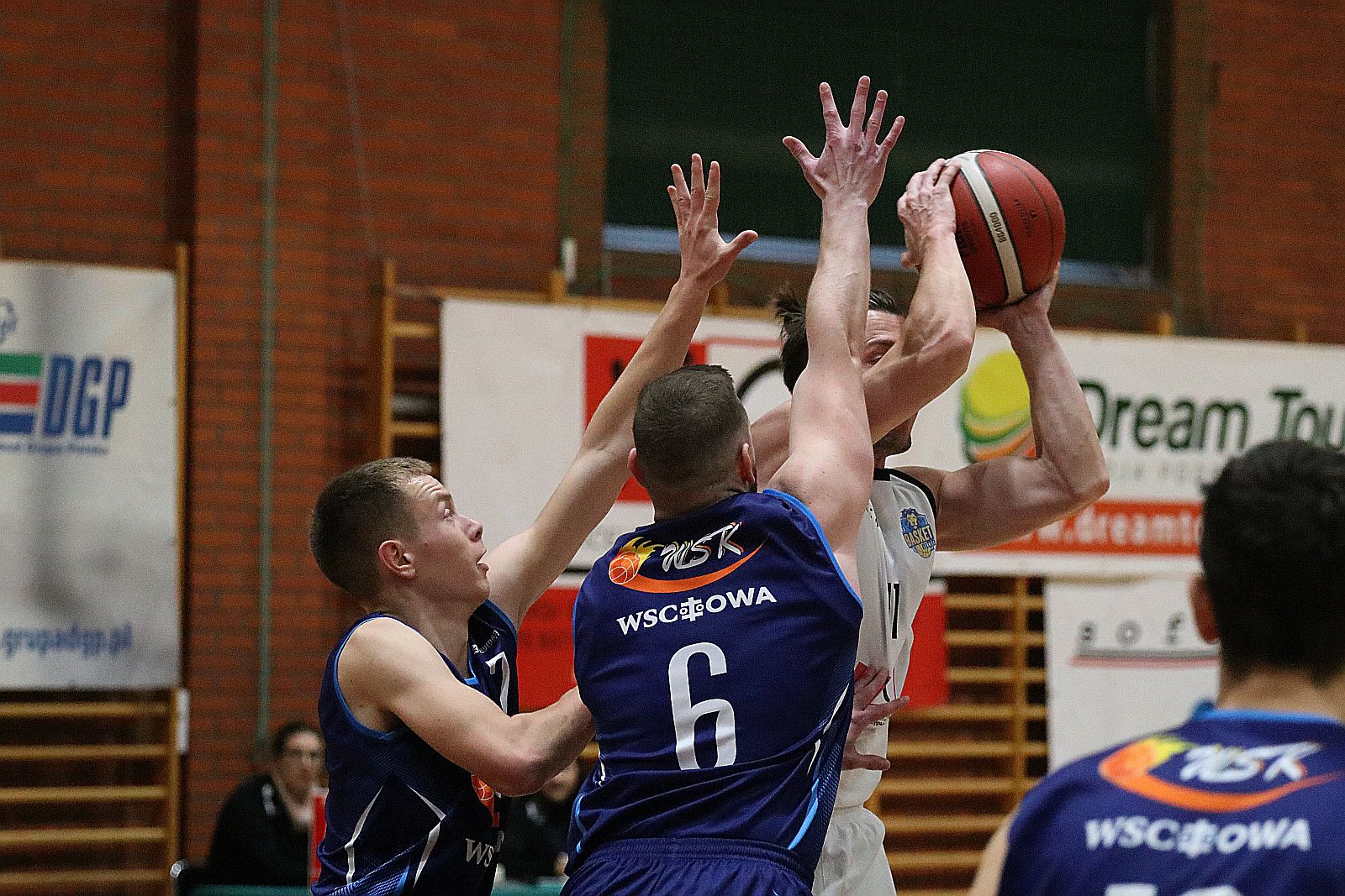 Koszykarze Basketu Legnica gładko wygrywają z WTS Wschowa