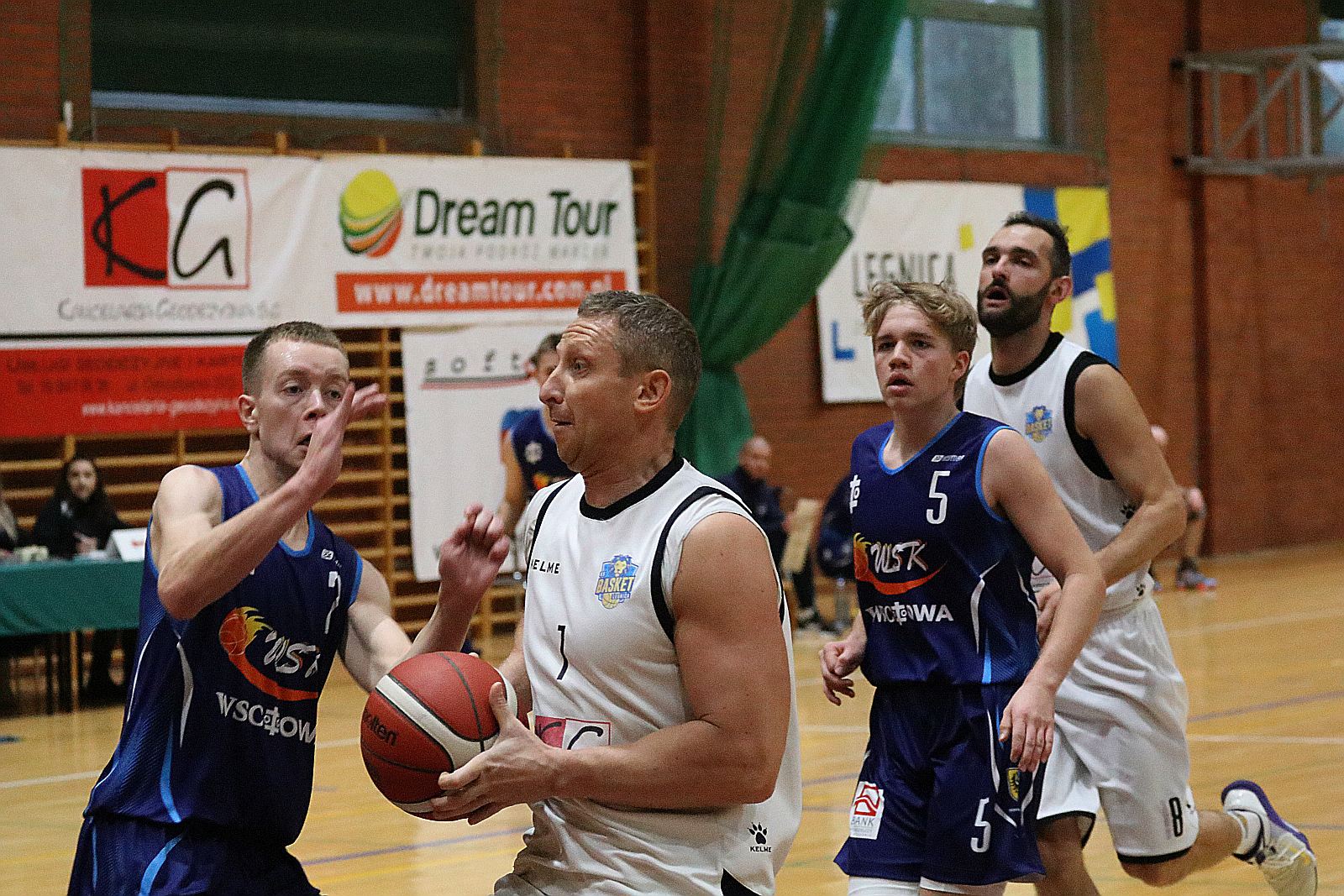Koszykarze Basketu Legnica gładko wygrywają z WTS Wschowa