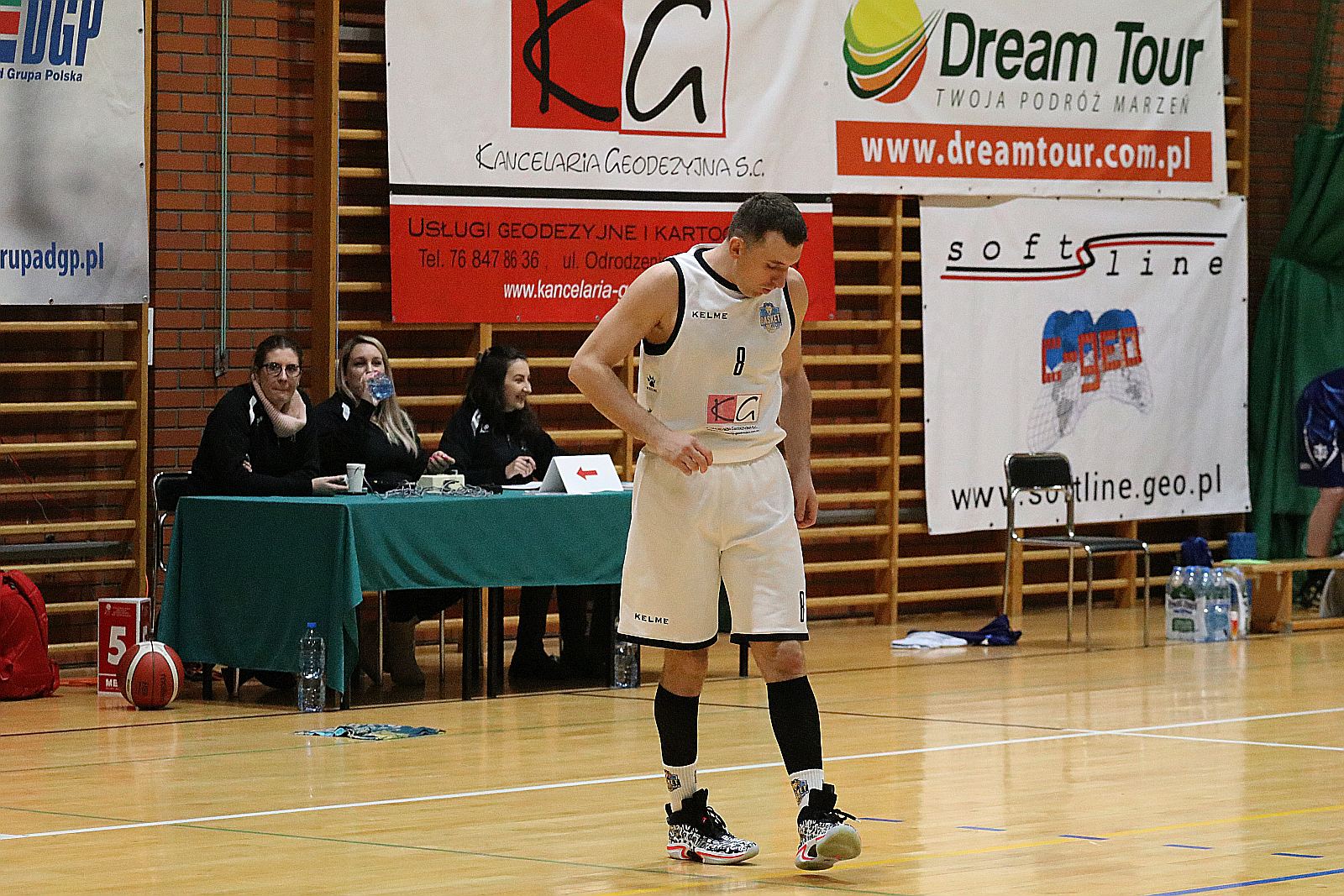 Koszykarze Basketu Legnica gładko wygrywają z WTS Wschowa