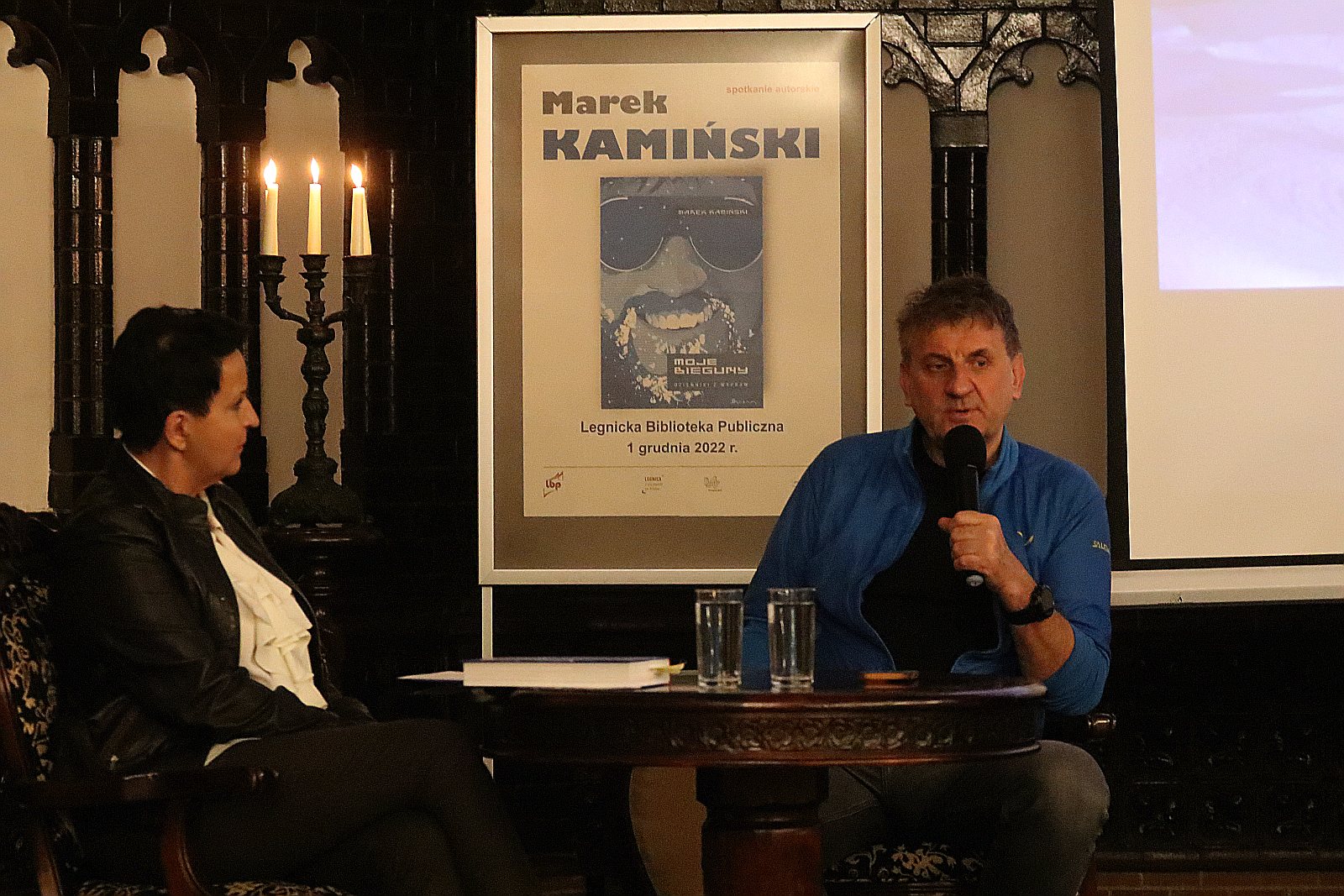Zdobywali bieguny z Markiem Kamińskim w legnickiej bibliotece