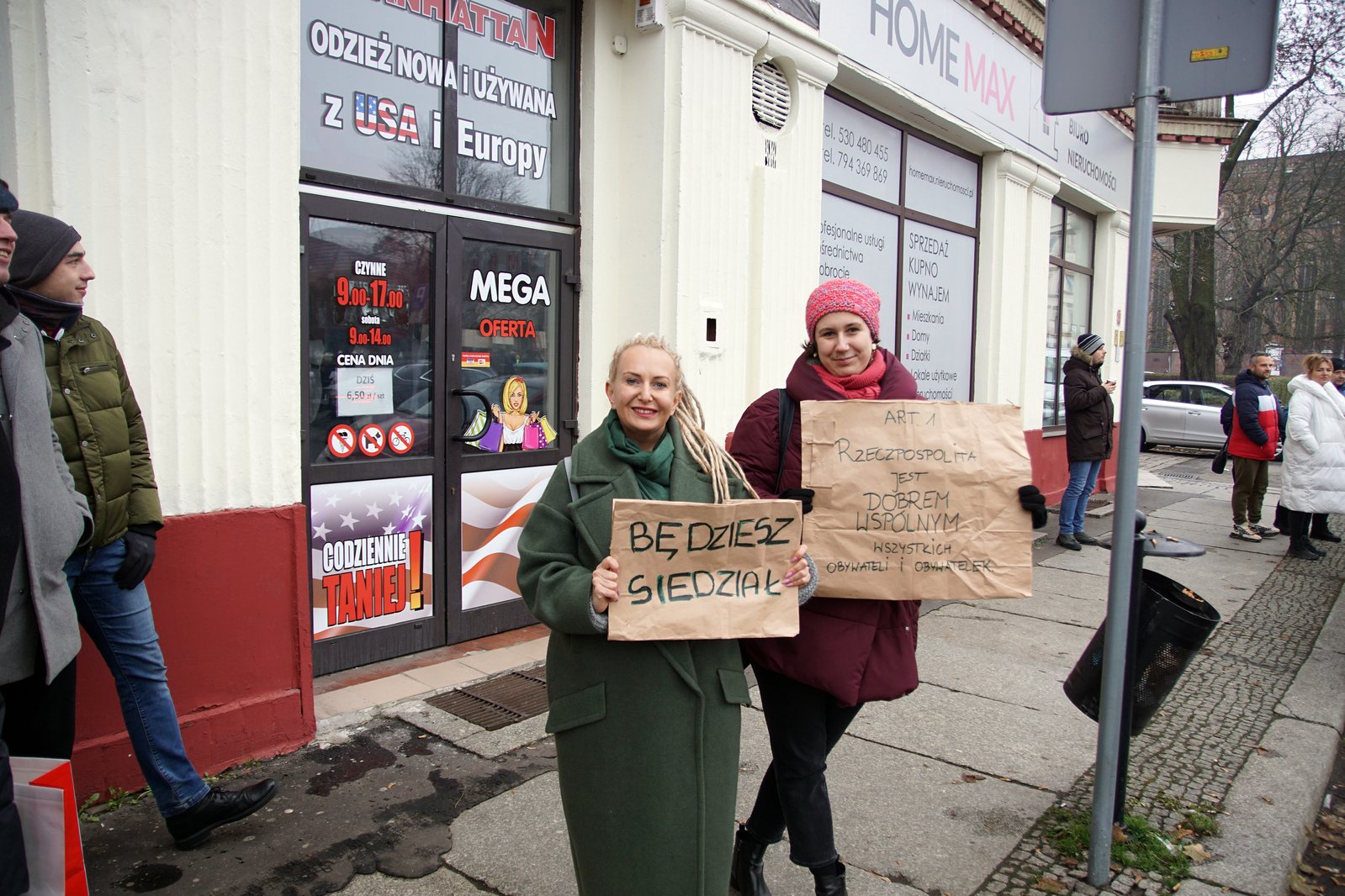 Przed Qubusem na Kaczyńskiego czekali zgromadzeni legniczanie