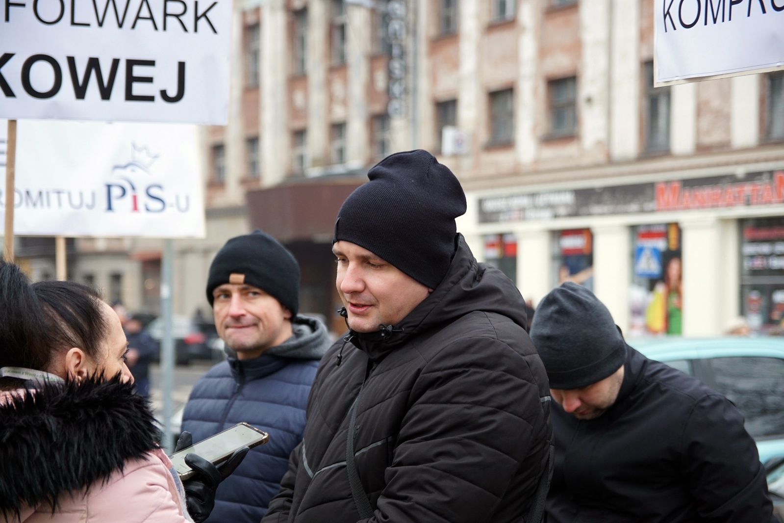 Przed Qubusem na Kaczyńskiego czekali zgromadzeni legniczanie