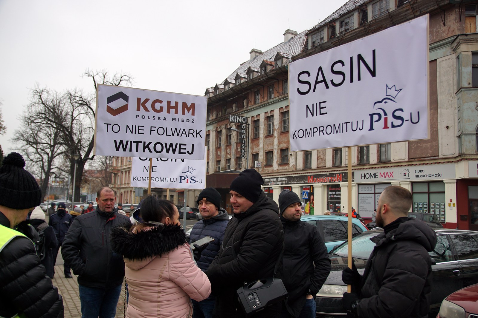 Przed Qubusem na Kaczyńskiego czekali zgromadzeni legniczanie