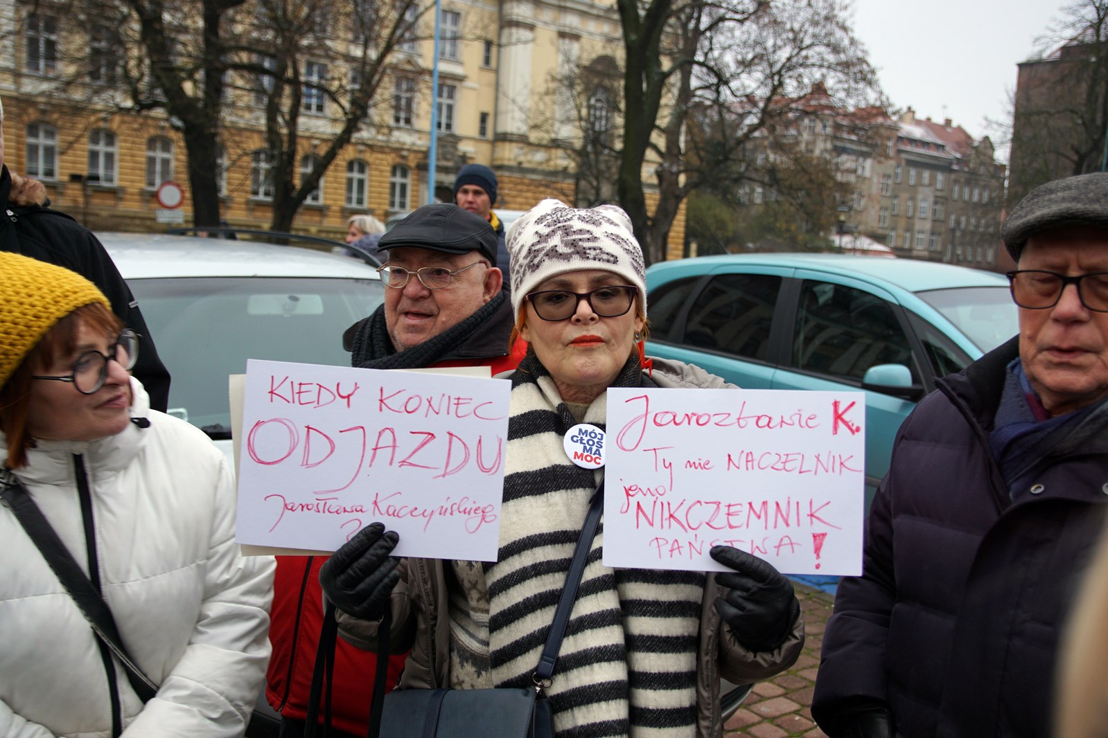 Przed Qubusem na Kaczyńskiego czekali zgromadzeni legniczanie