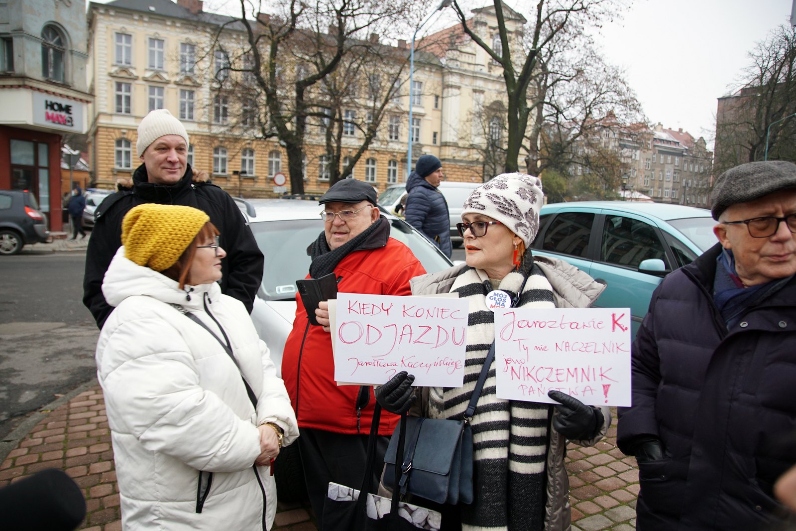 Przed Qubusem na Kaczyńskiego czekali zgromadzeni legniczanie