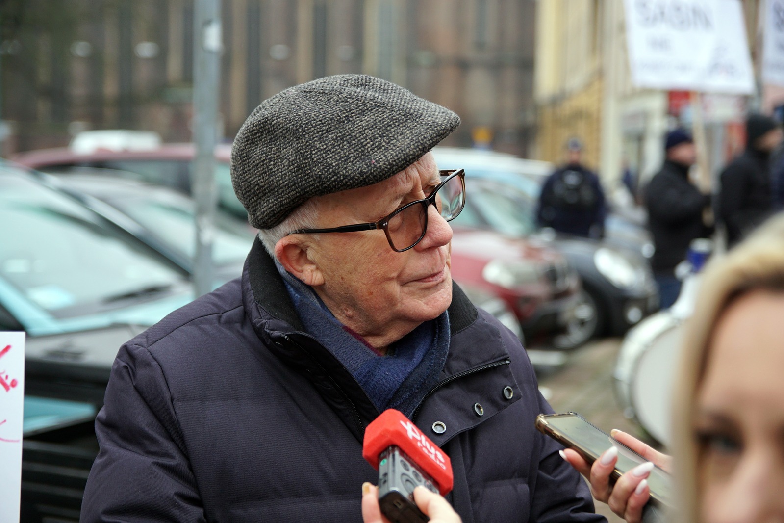 Przed Qubusem na Kaczyńskiego czekali zgromadzeni legniczanie