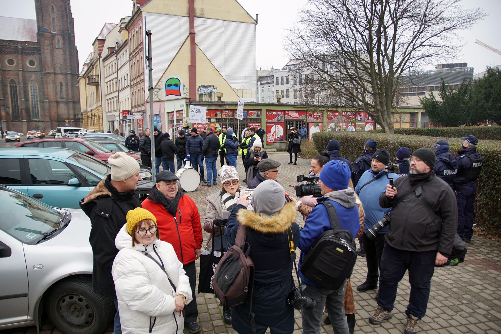 Przed Qubusem na Kaczyńskiego czekali zgromadzeni legniczanie