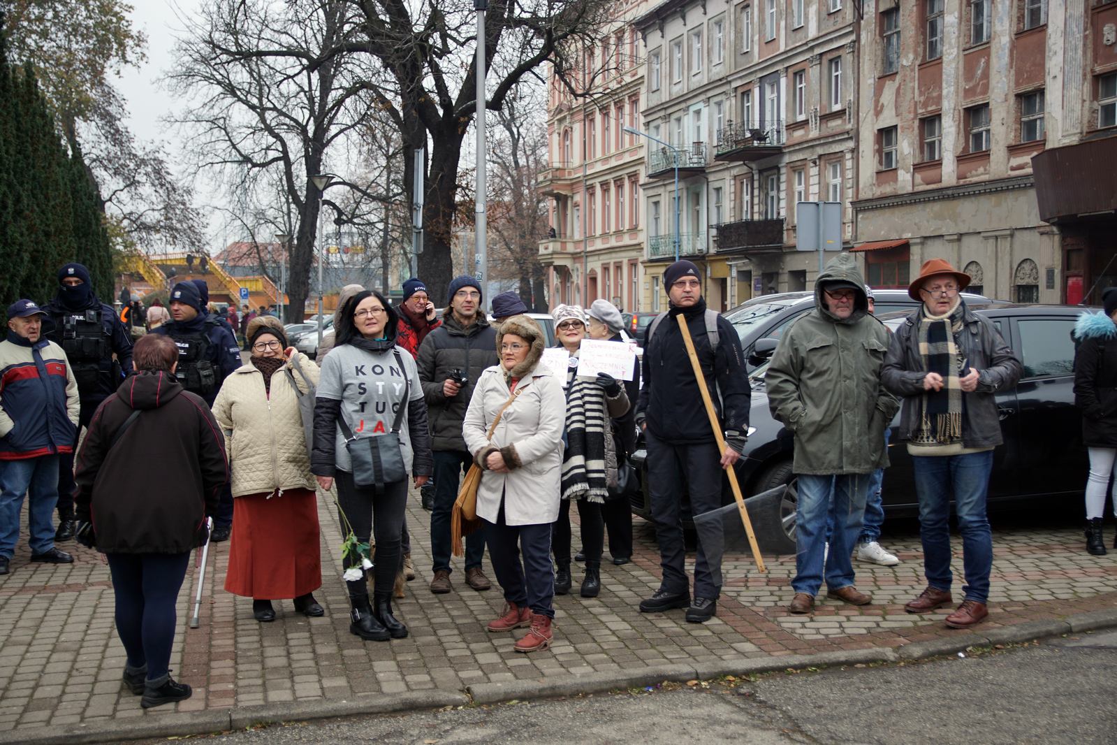 Przed Qubusem na Kaczyńskiego czekali zgromadzeni legniczanie