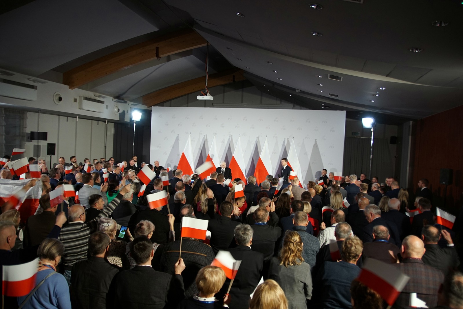Kaczyński przemawiał do „swoich” w legnickim hotelu Qubus