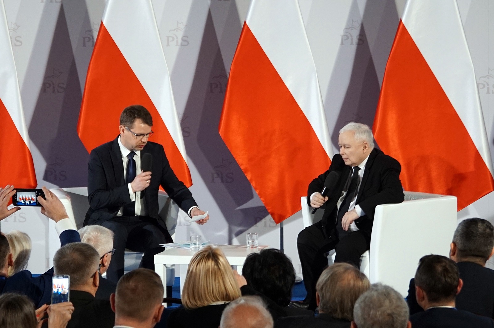 Kaczyński przemawiał do „swoich” w legnickim hotelu Qubus