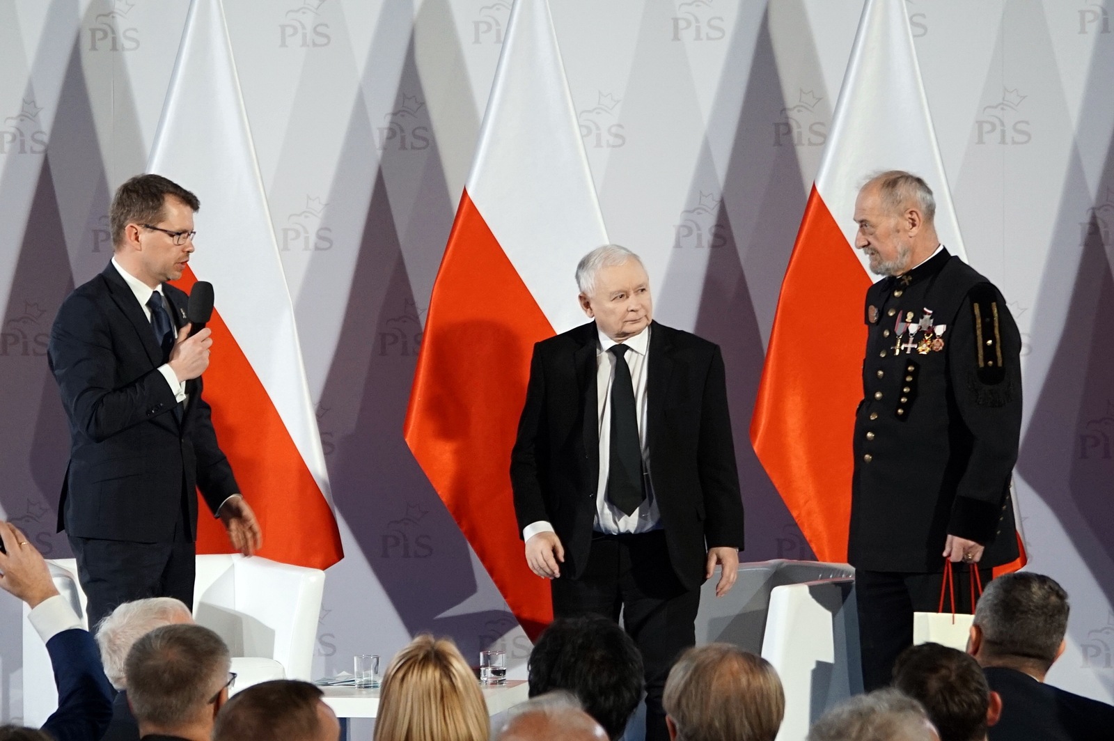 Kaczyński przemawiał do „swoich” w legnickim hotelu Qubus