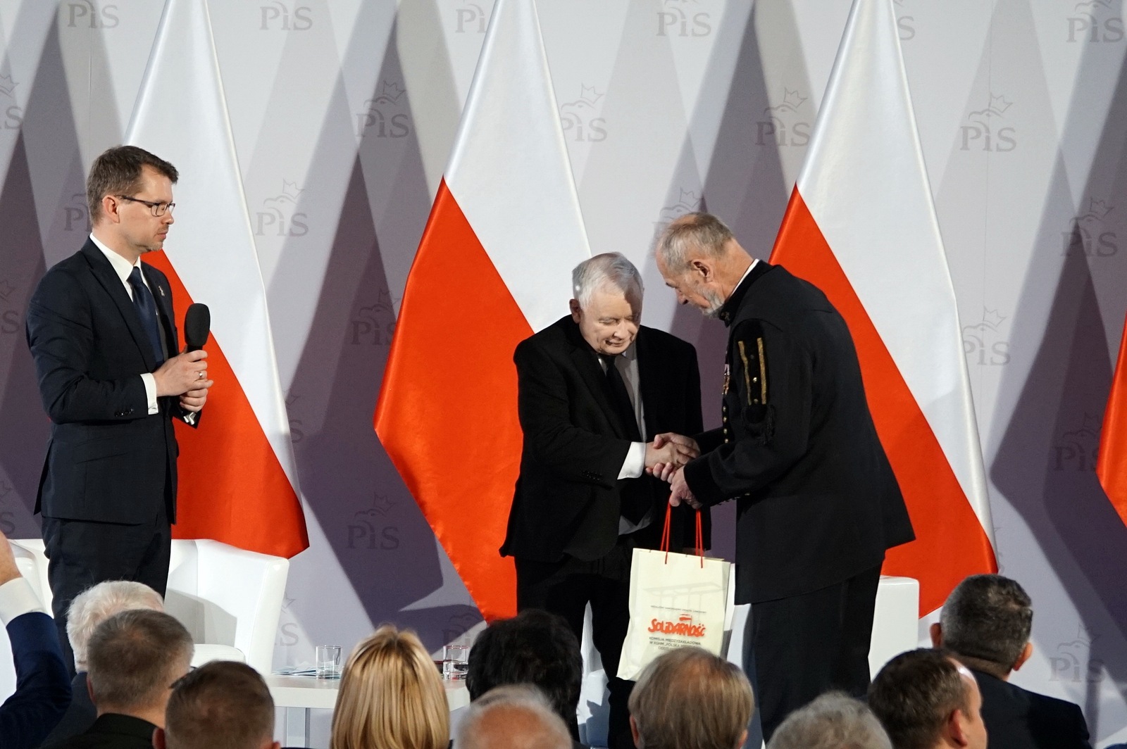 Kaczyński przemawiał do „swoich” w legnickim hotelu Qubus