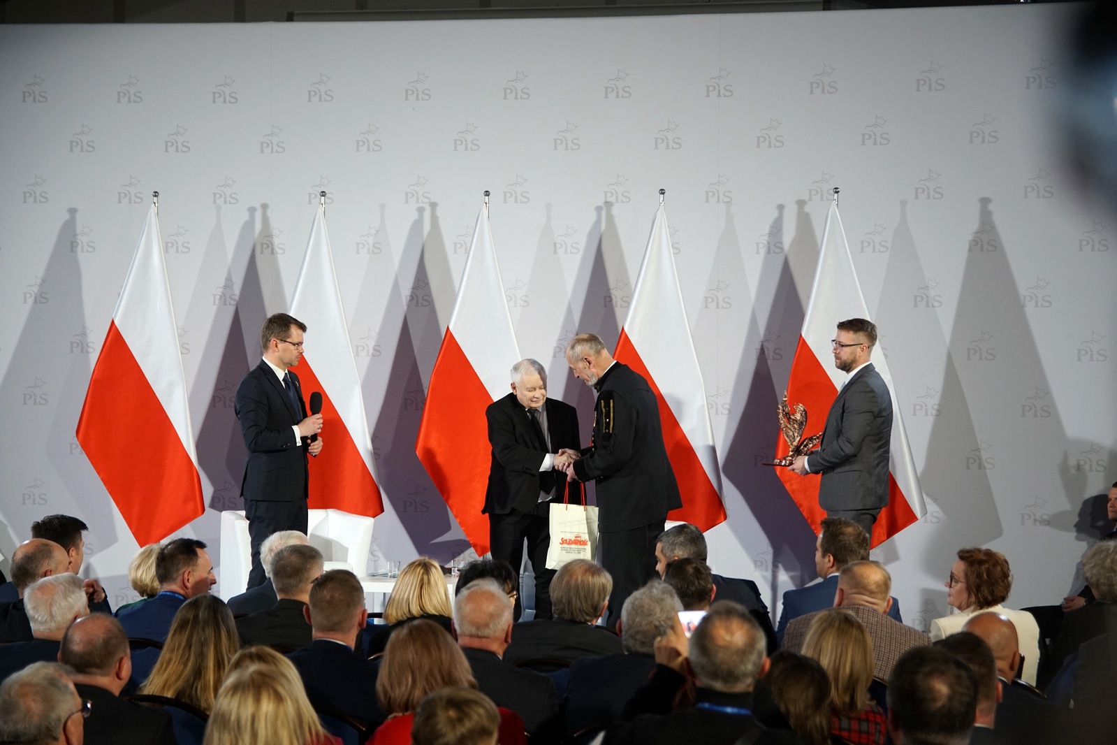Kaczyński przemawiał do „swoich” w legnickim hotelu Qubus