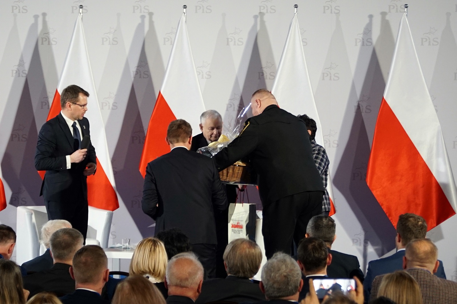 Kaczyński przemawiał do „swoich” w legnickim hotelu Qubus