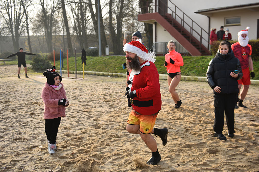 Mikołajkowe morsowanie na legnickim „Kormoranie”