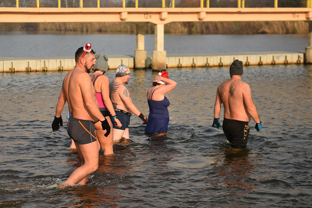 Mikołajkowe morsowanie na legnickim „Kormoranie”