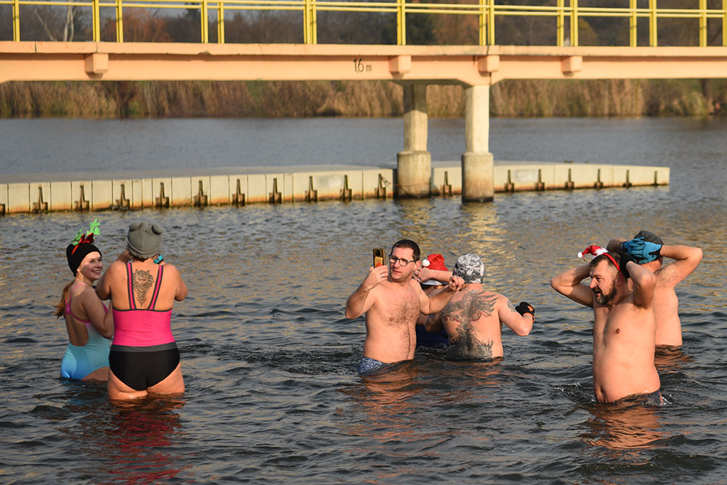 Mikołajkowe morsowanie na legnickim „Kormoranie”