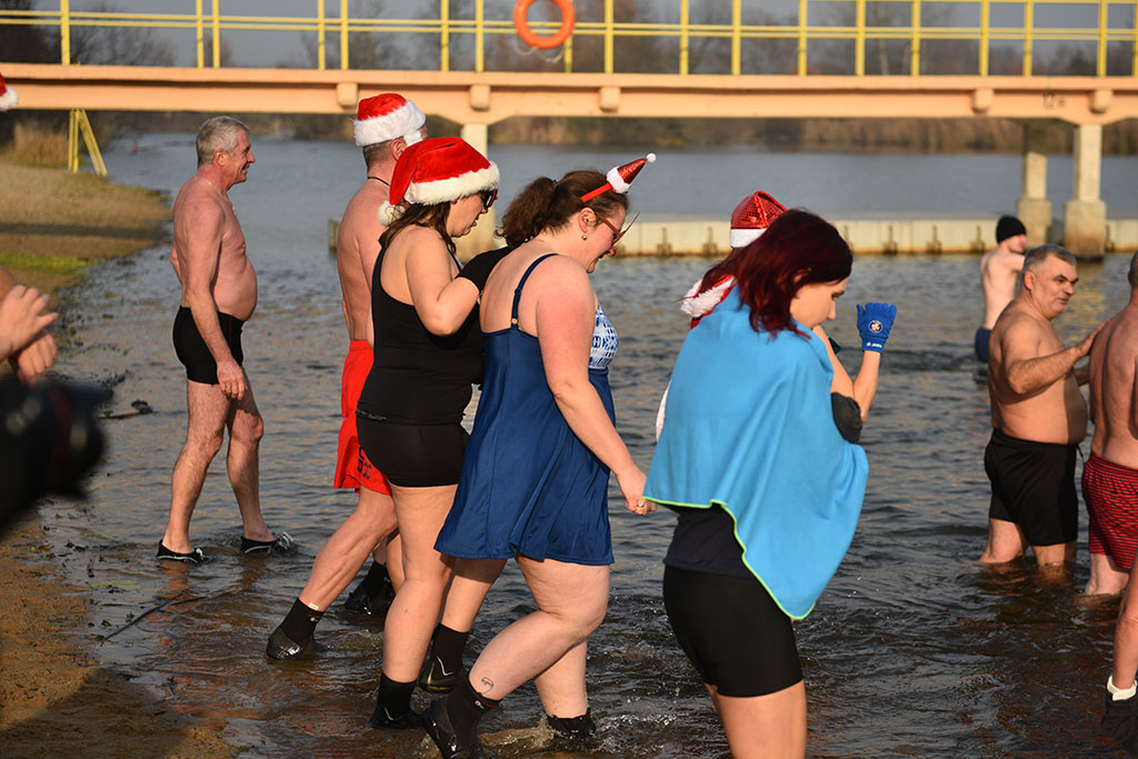 Mikołajkowe morsowanie na legnickim „Kormoranie”