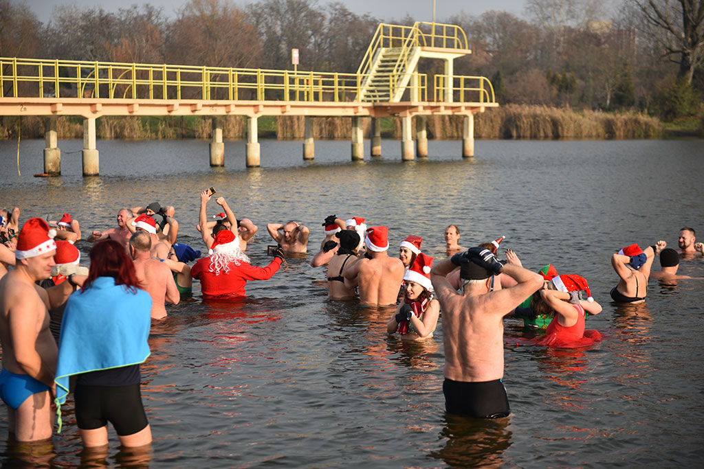 Mikołajkowe morsowanie na legnickim „Kormoranie”