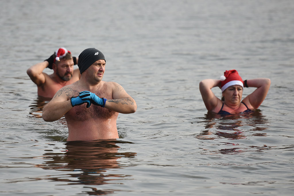 Mikołajkowe morsowanie na legnickim „Kormoranie”