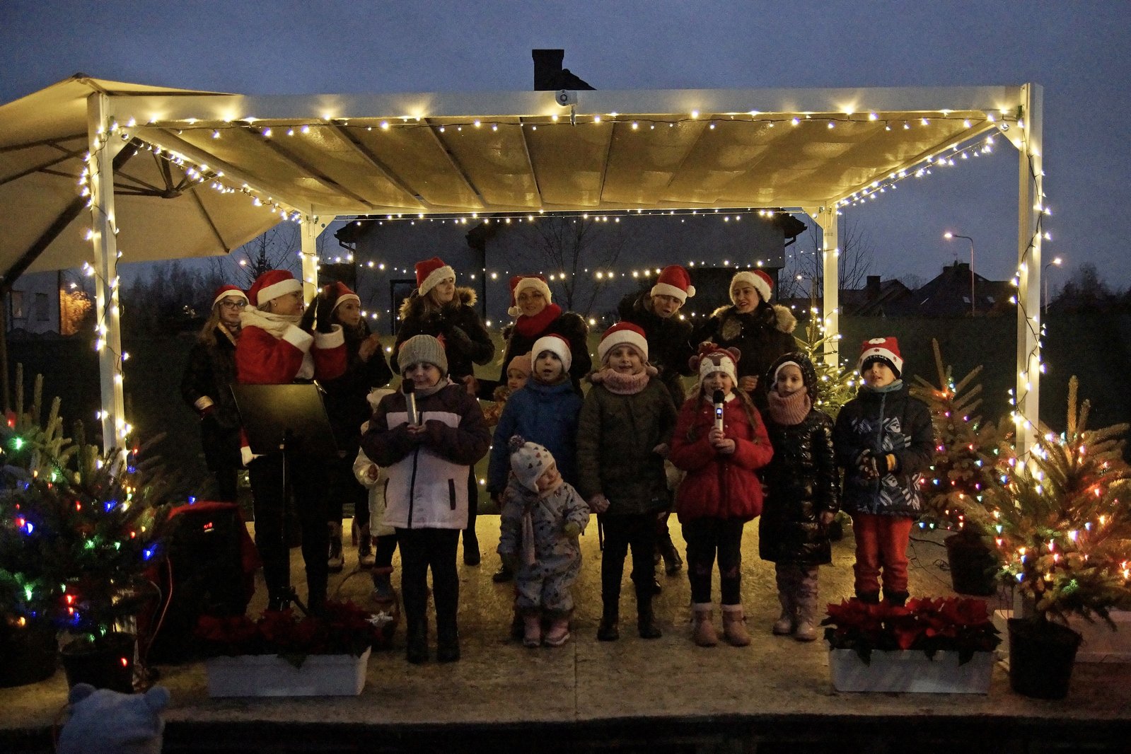 Mikołaj dla dzieci w Akademii Młodego Artysty w Legnicy
