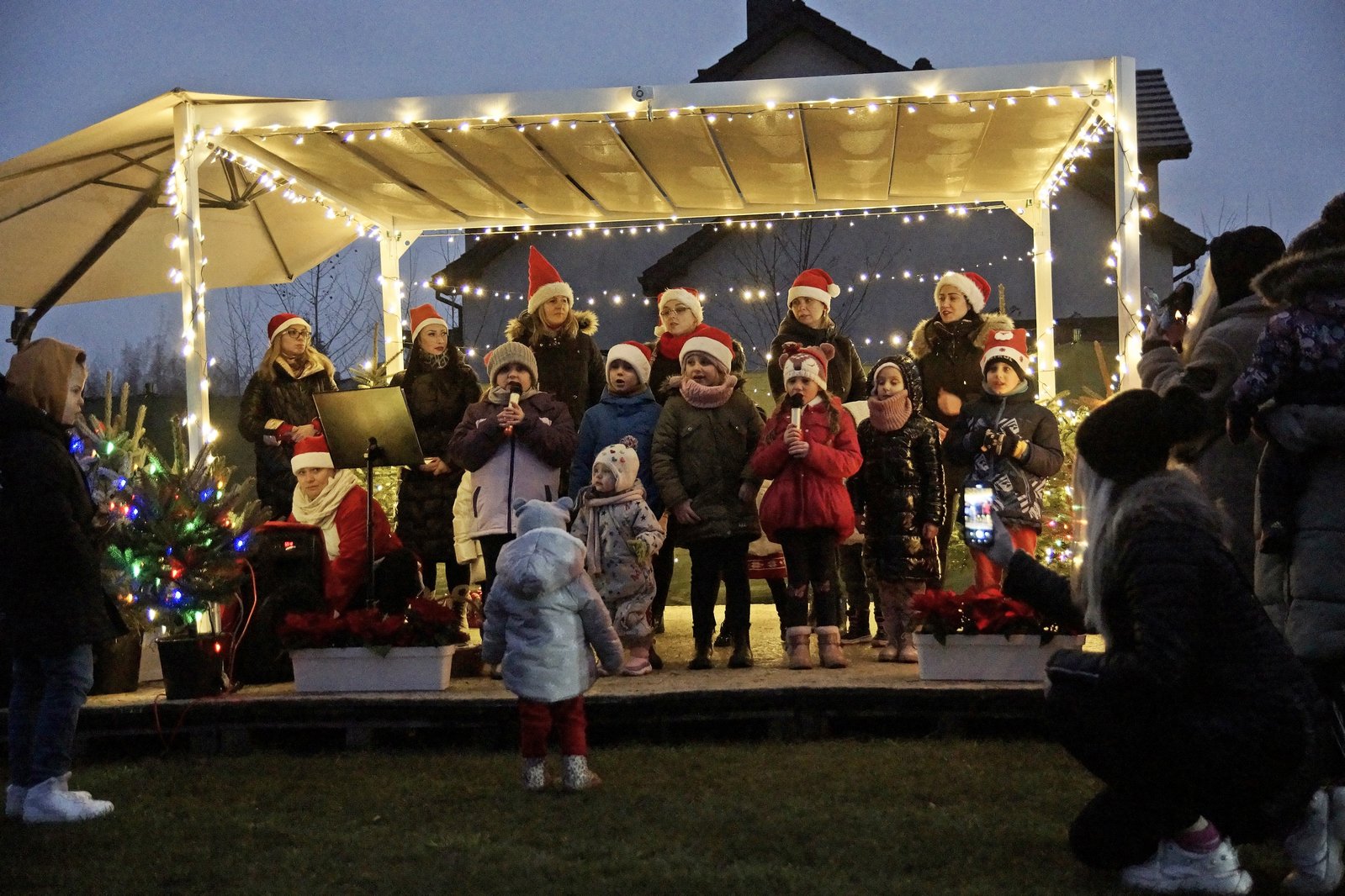 Mikołaj dla dzieci w Akademii Młodego Artysty w Legnicy