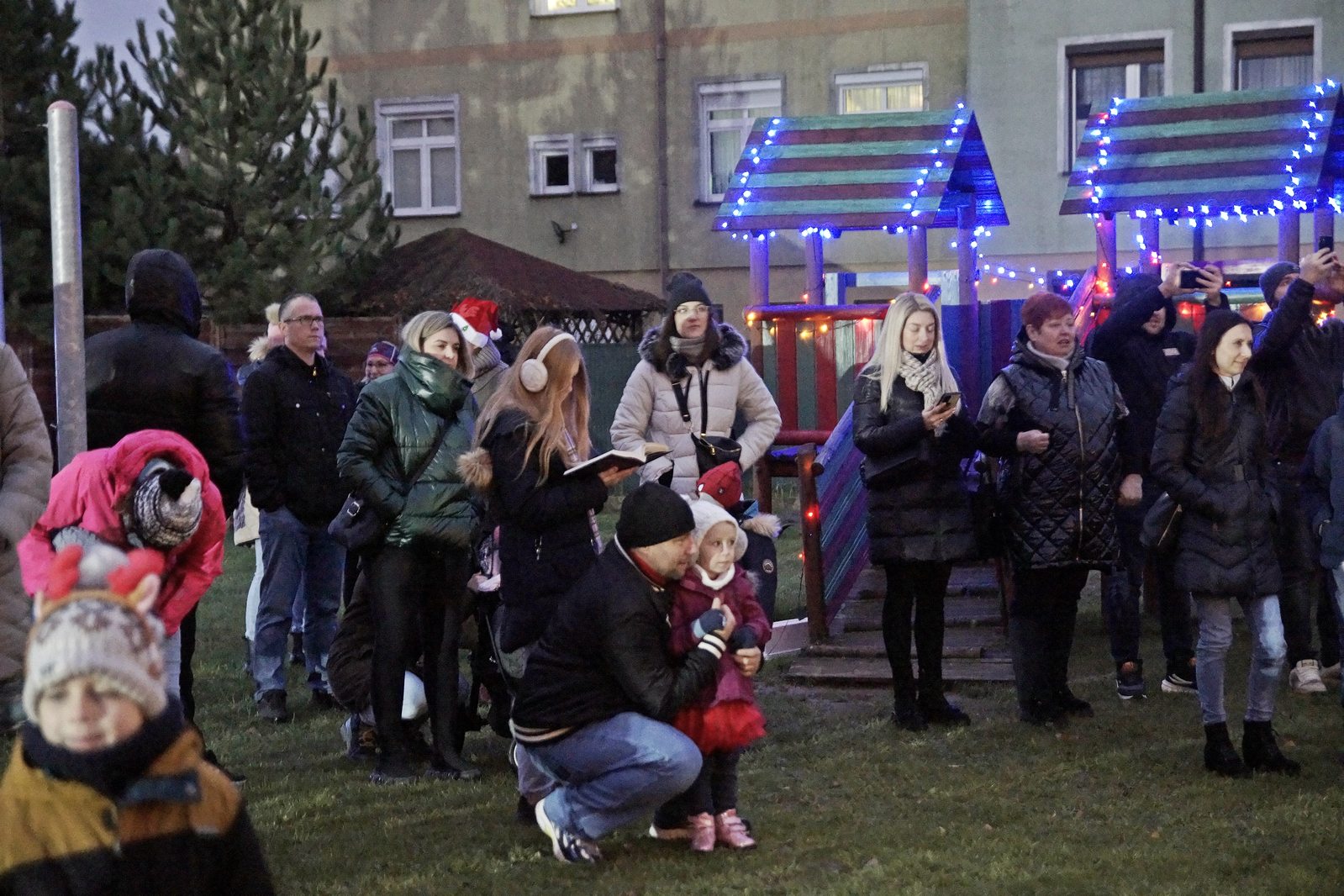 Mikołaj dla dzieci w Akademii Młodego Artysty w Legnicy