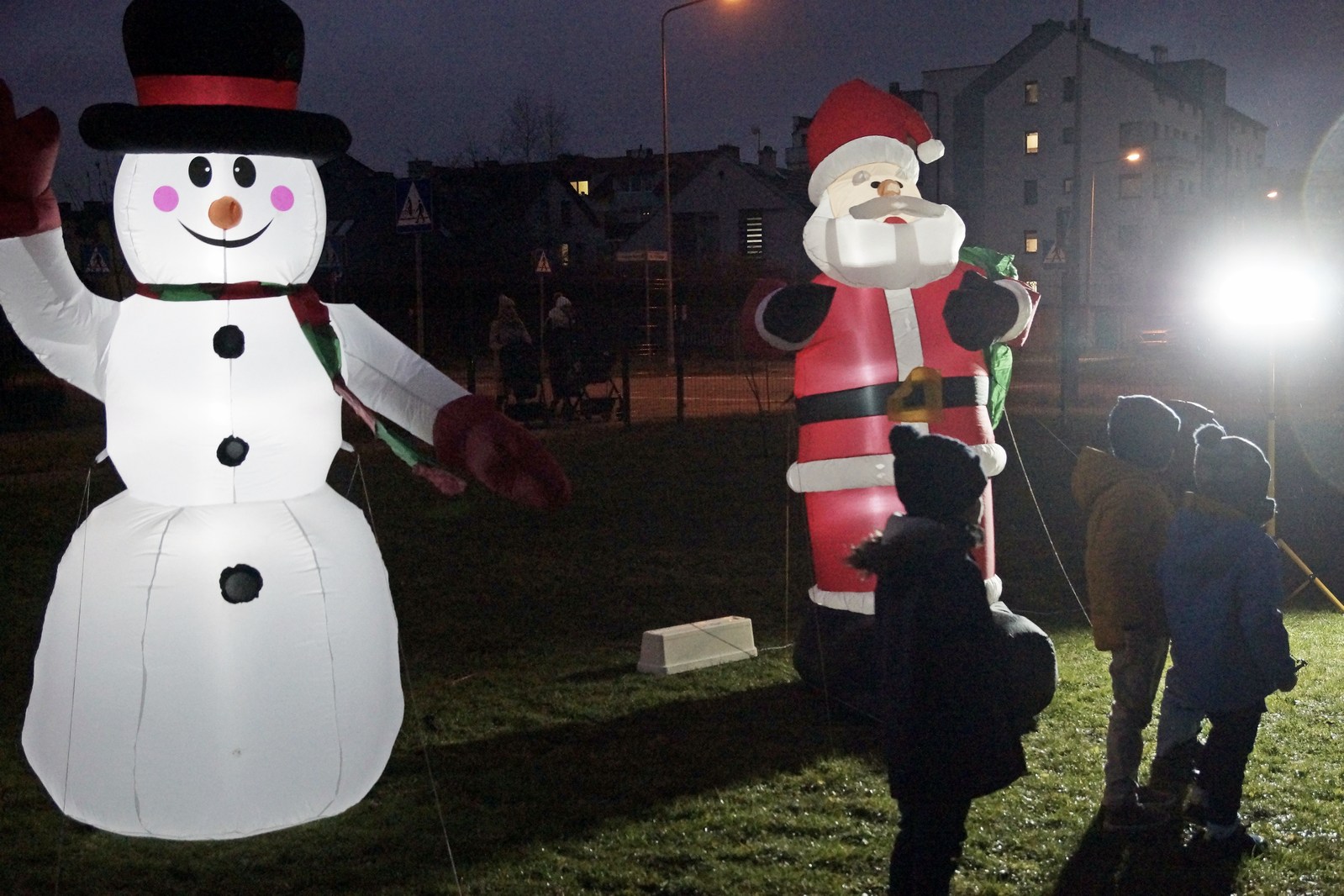 Mikołaj dla dzieci w Akademii Młodego Artysty w Legnicy