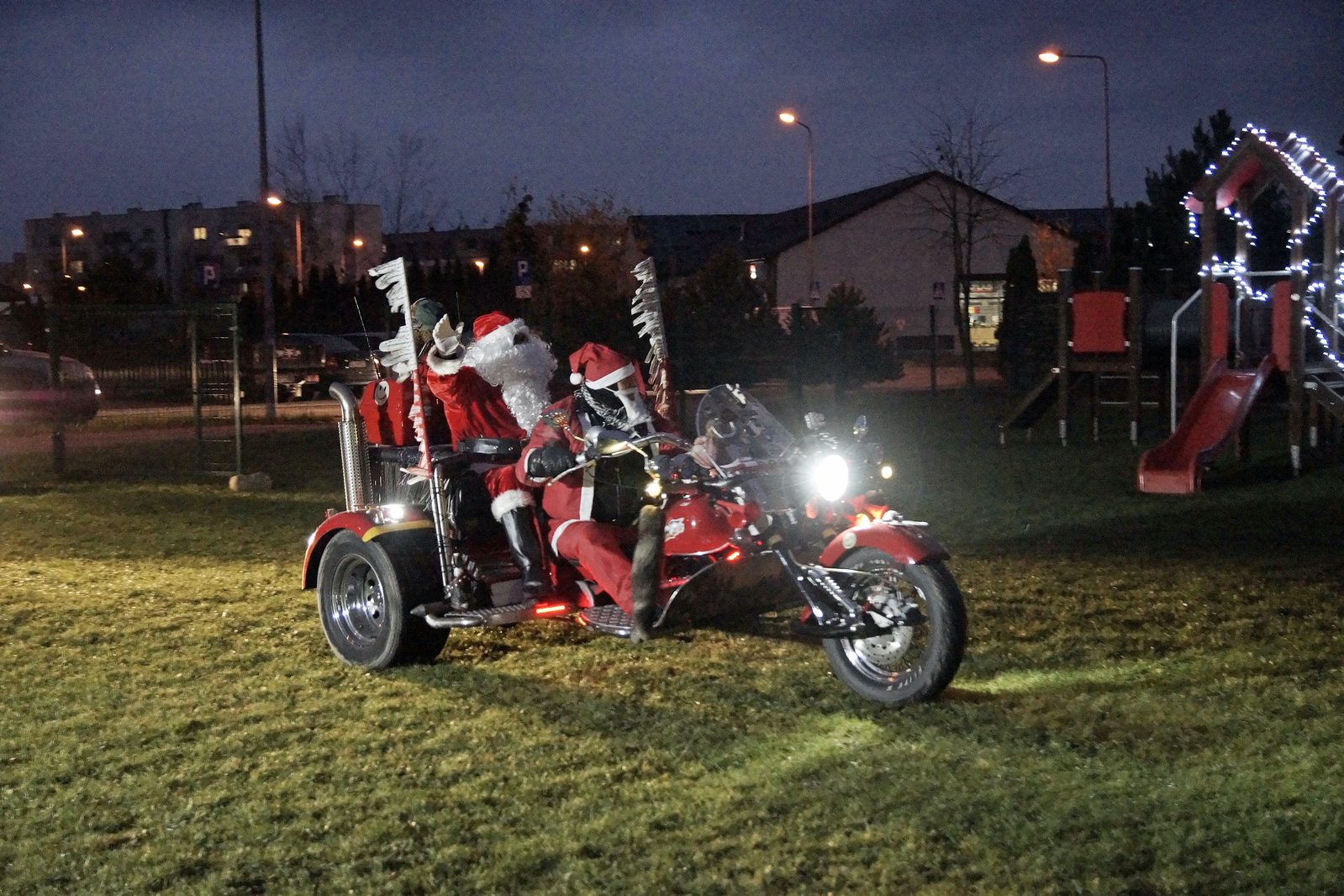 Mikołaj dla dzieci w Akademii Młodego Artysty w Legnicy