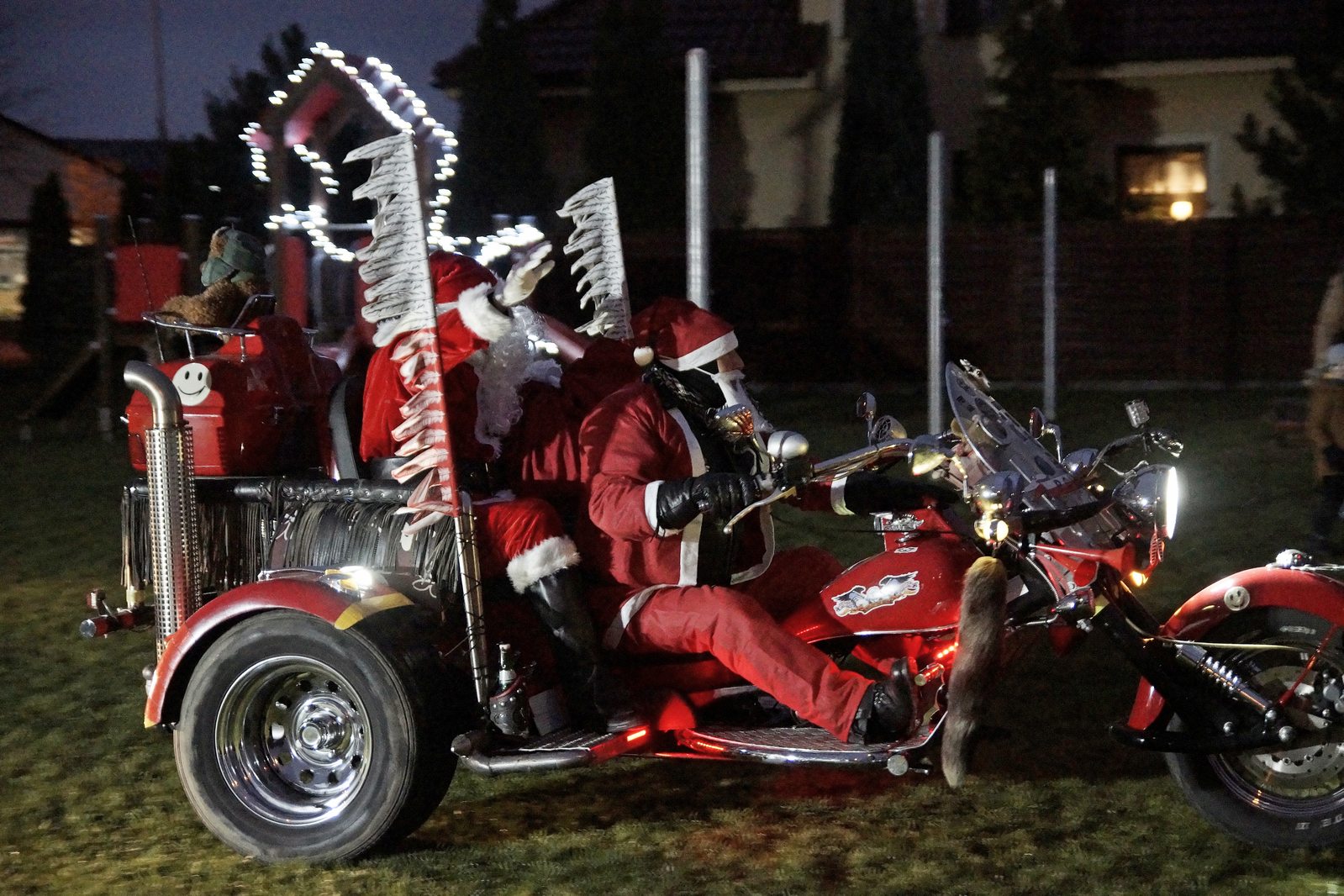 Mikołaj dla dzieci w Akademii Młodego Artysty w Legnicy