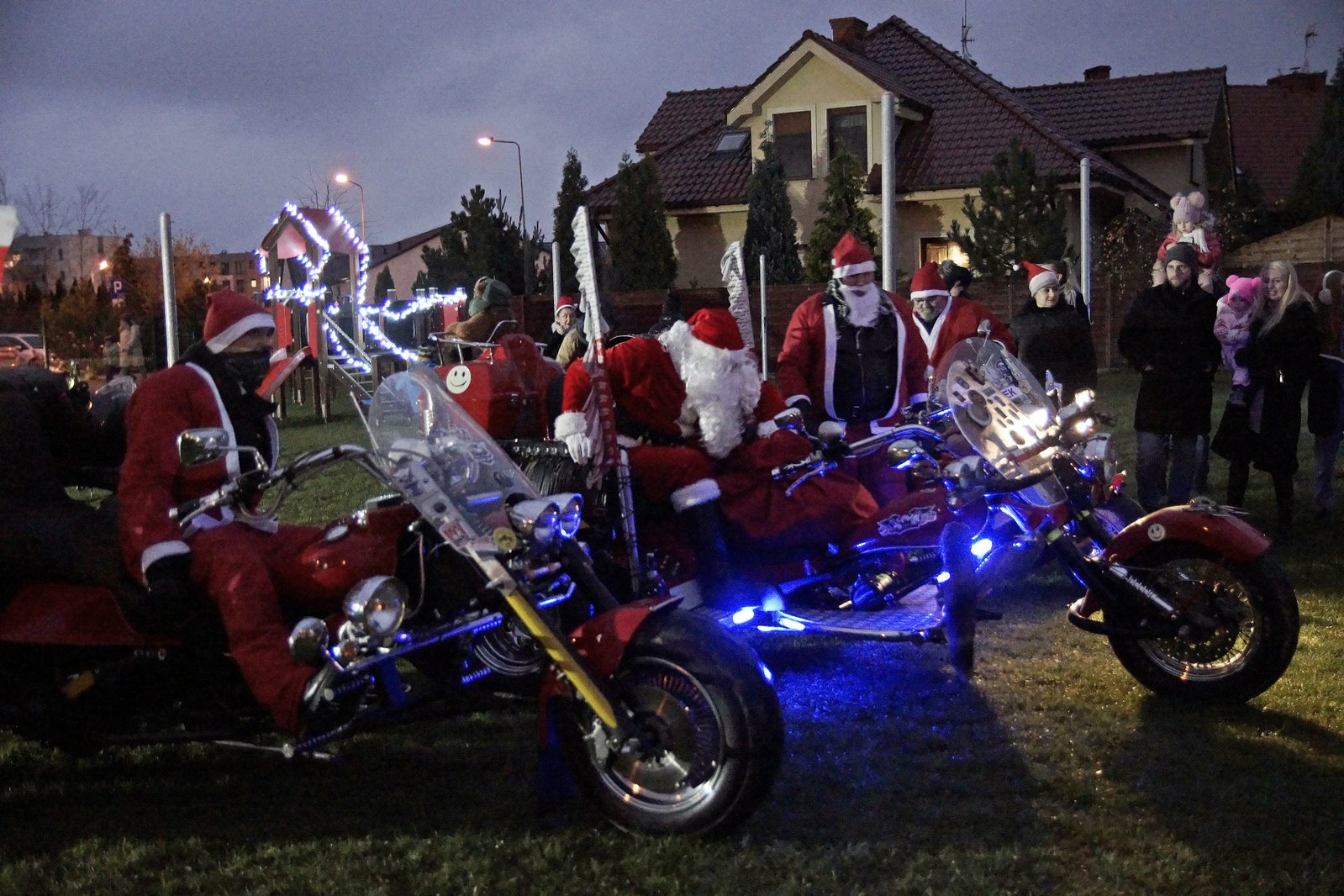 Mikołaj dla dzieci w Akademii Młodego Artysty w Legnicy