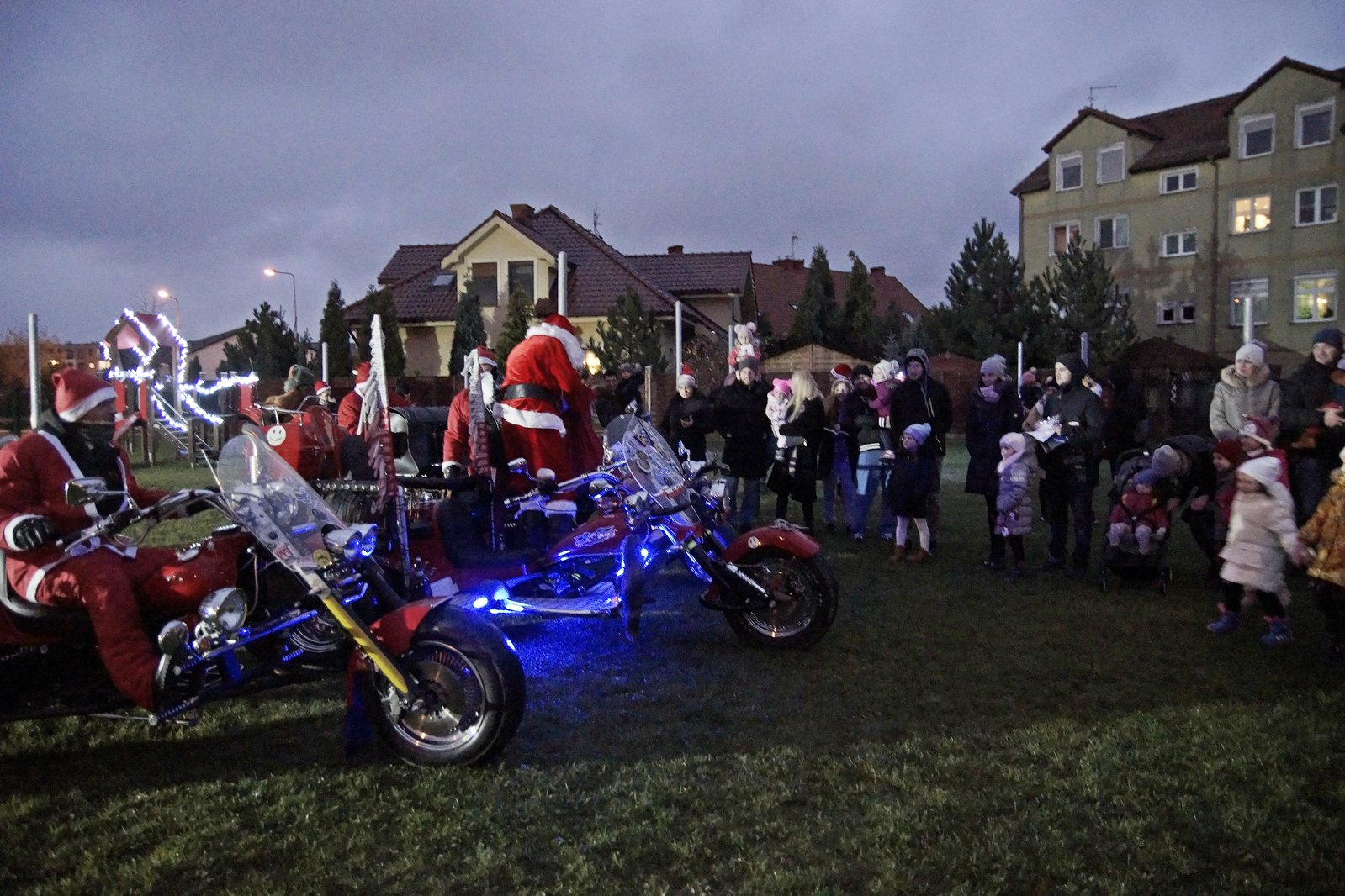 Mikołaj dla dzieci w Akademii Młodego Artysty w Legnicy