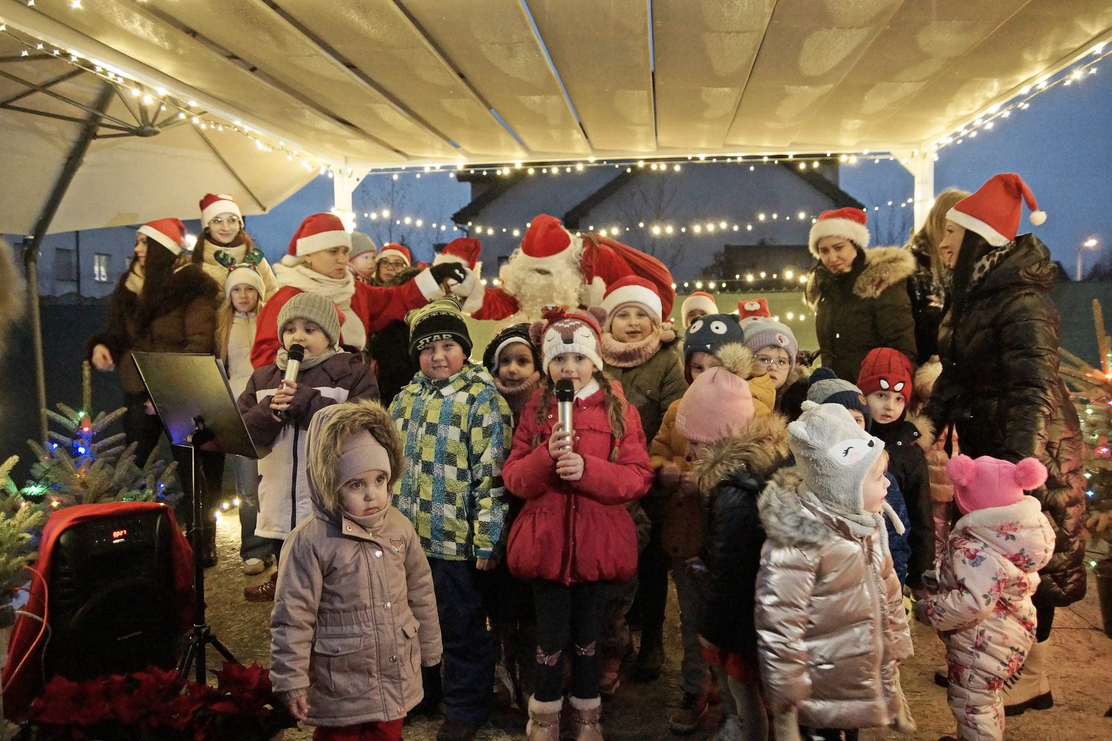 Mikołaj dla dzieci w Akademii Młodego Artysty w Legnicy