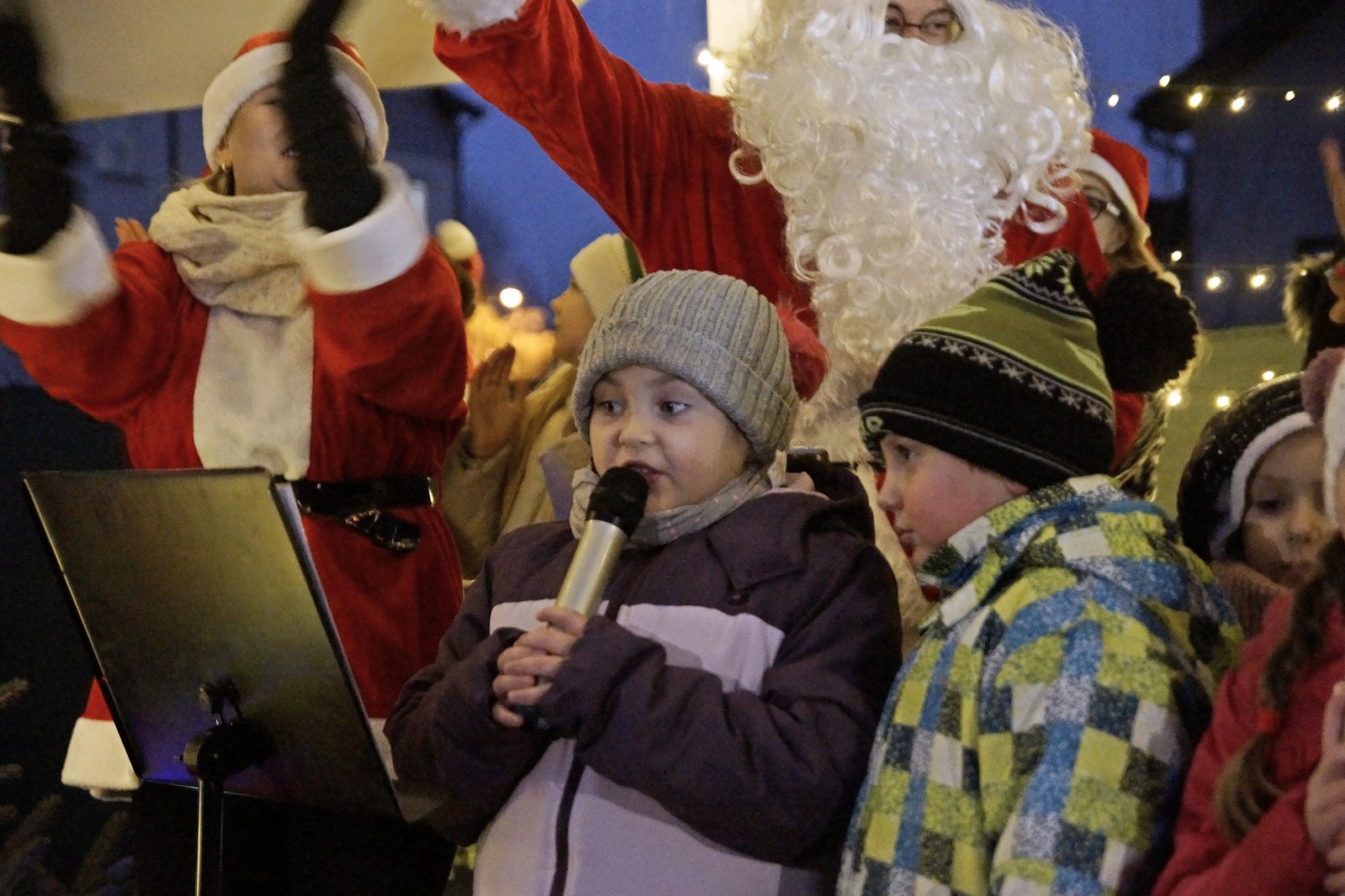 Mikołaj dla dzieci w Akademii Młodego Artysty w Legnicy