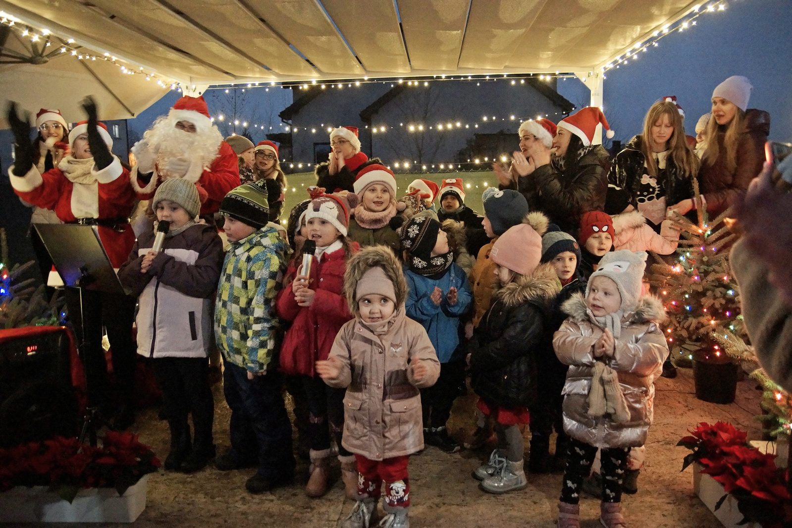 Mikołaj dla dzieci w Akademii Młodego Artysty w Legnicy
