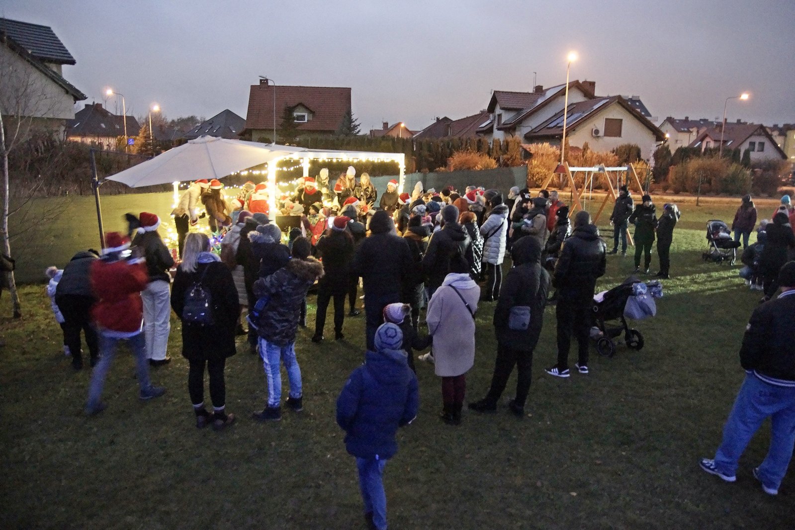 Mikołaj dla dzieci w Akademii Młodego Artysty w Legnicy