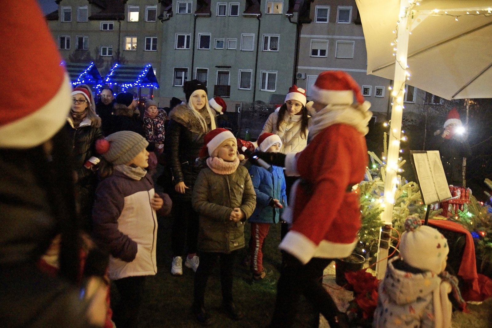 Mikołaj dla dzieci w Akademii Młodego Artysty w Legnicy