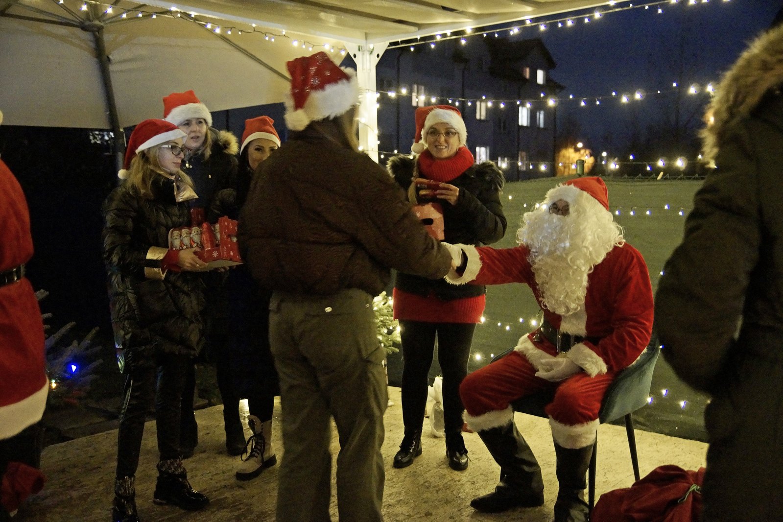 Mikołaj dla dzieci w Akademii Młodego Artysty w Legnicy