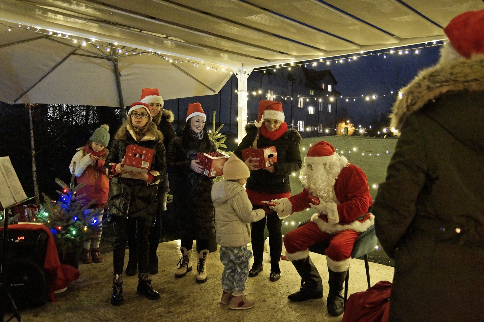 Mikołaj dla dzieci w Akademii Młodego Artysty w Legnicy