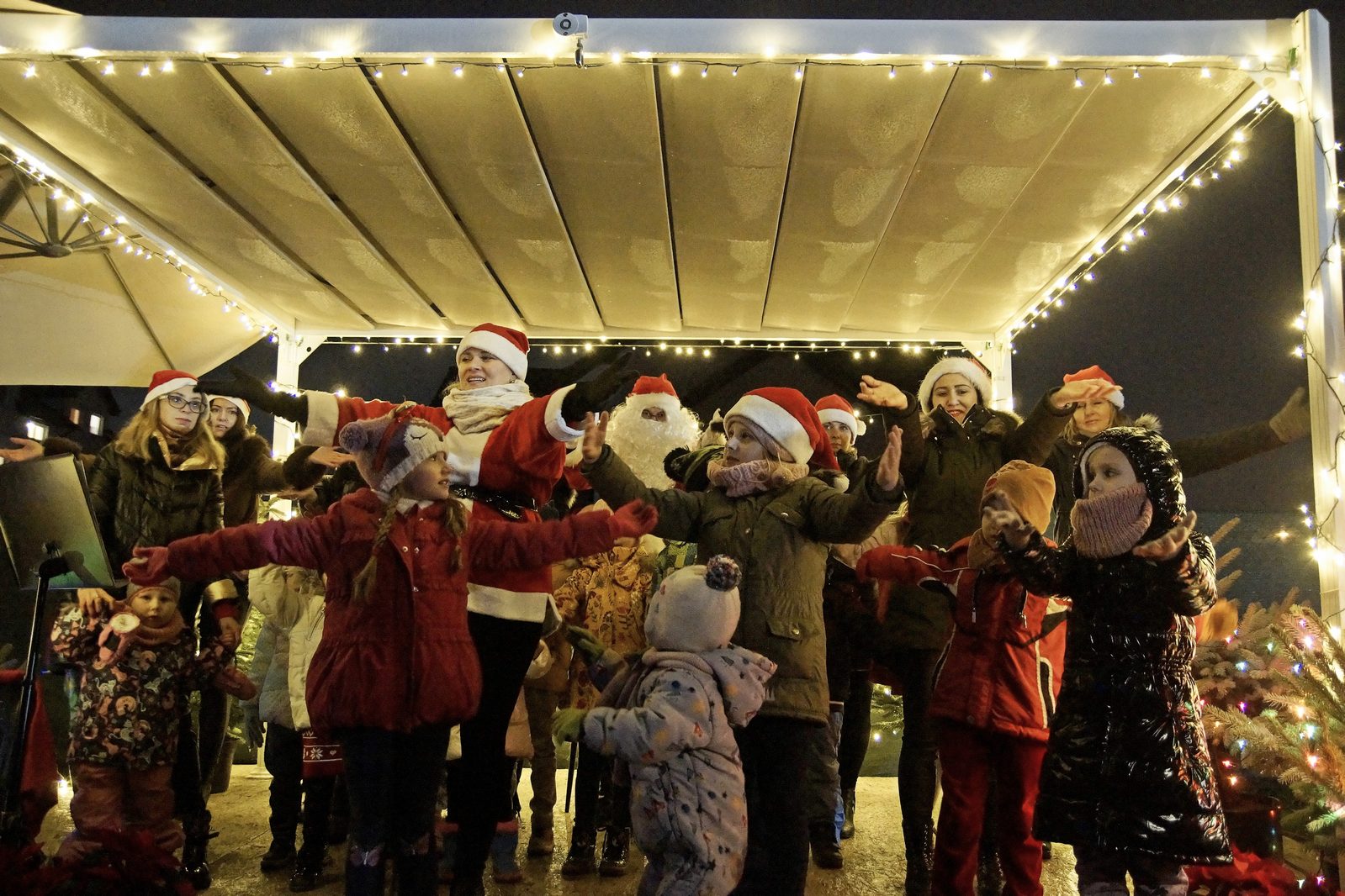 Mikołaj dla dzieci w Akademii Młodego Artysty w Legnicy