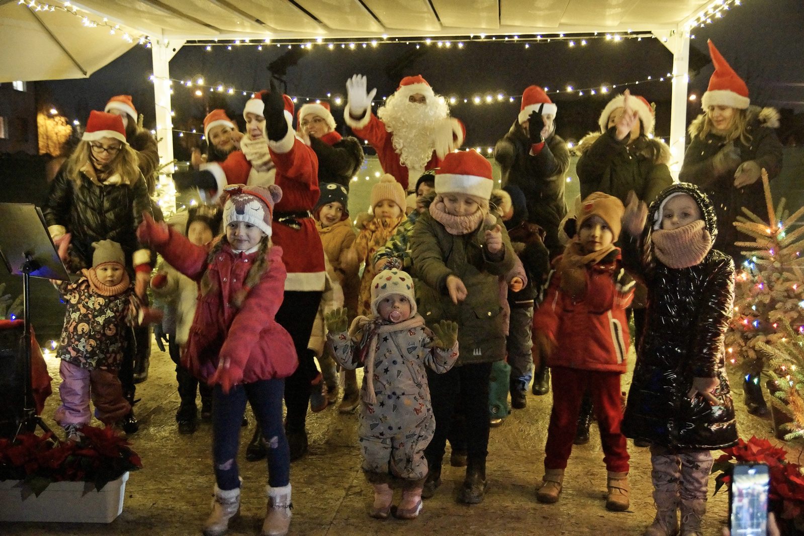 Mikołaj dla dzieci w Akademii Młodego Artysty w Legnicy